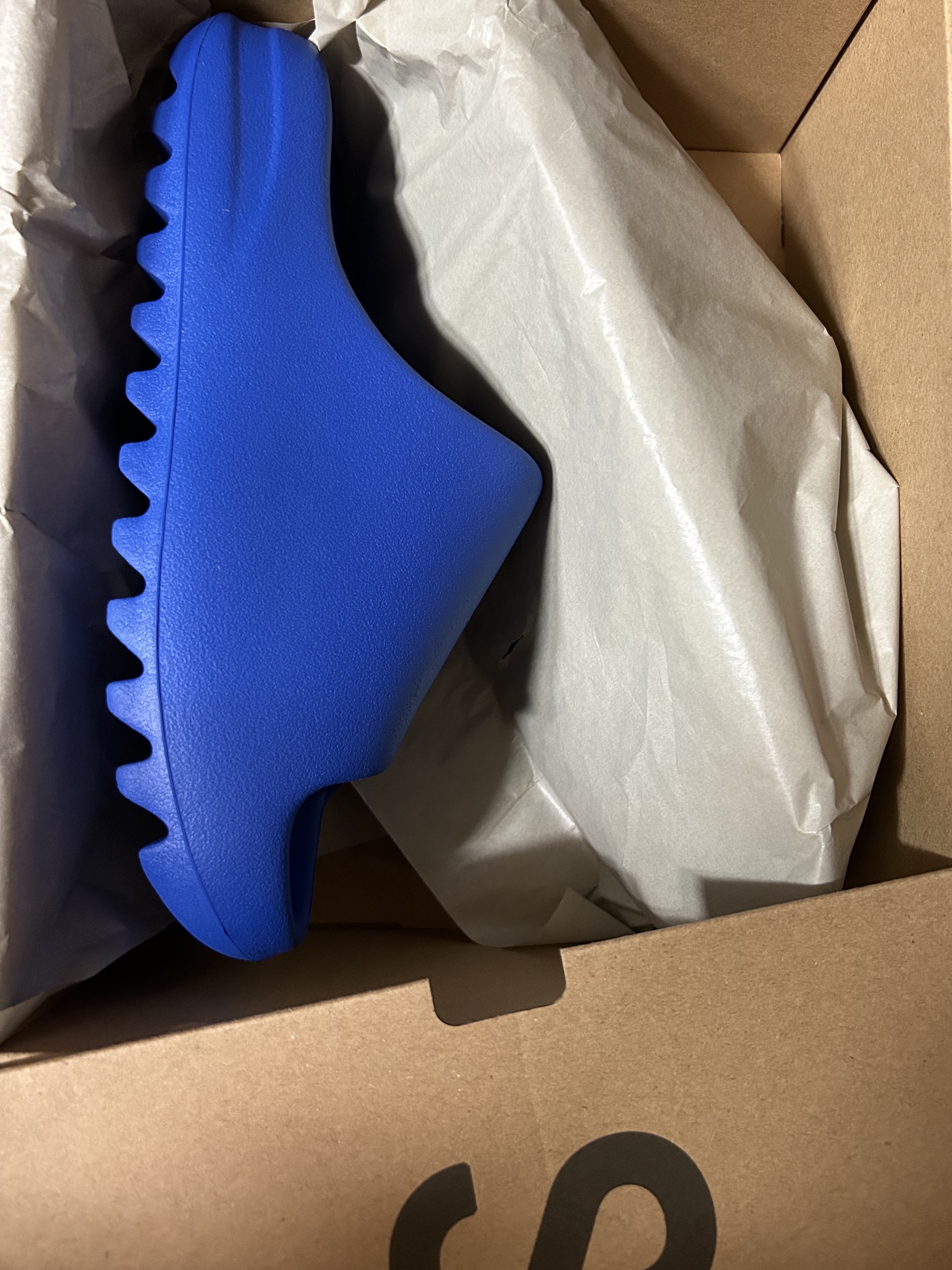Adidas Yeezy Slide Azure 착용 스타일