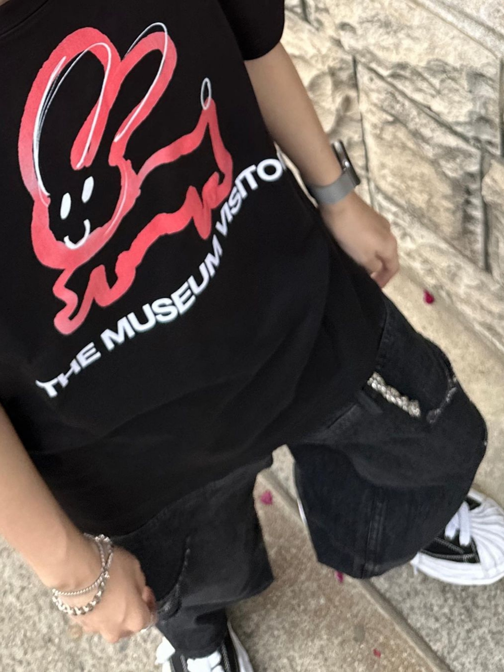 The Museum Visitor Rabbit Printed T-Shirt Black - 23PS 착용 스타일 - 2