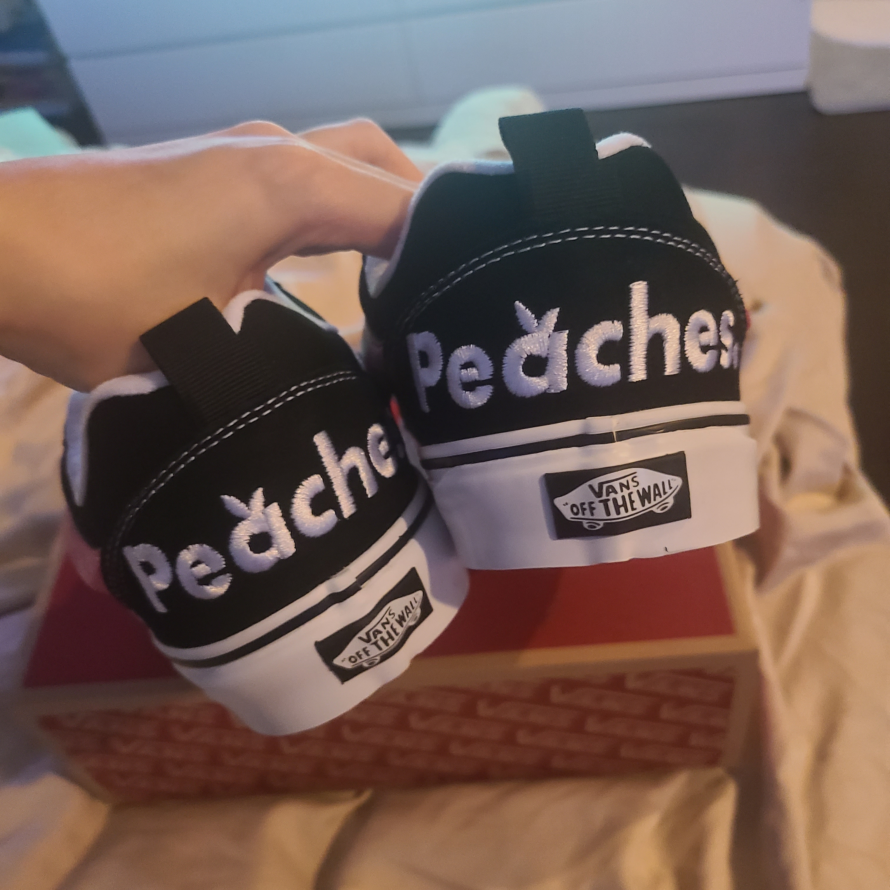 Vans x Peaches. Knu-Skool Black Pink 착용 스타일