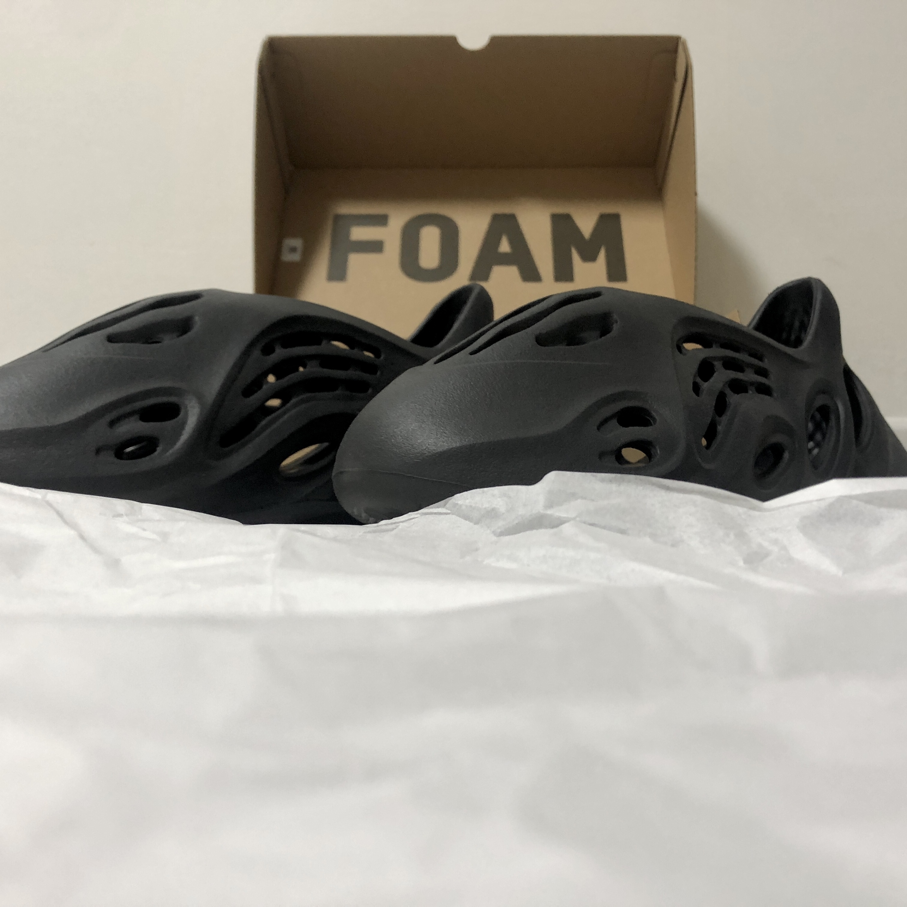 Adidas Yeezy Foam RNNR Onyx, Adidas Yeezy Foam RNNR MX Cinder 착용 스타일 - 1