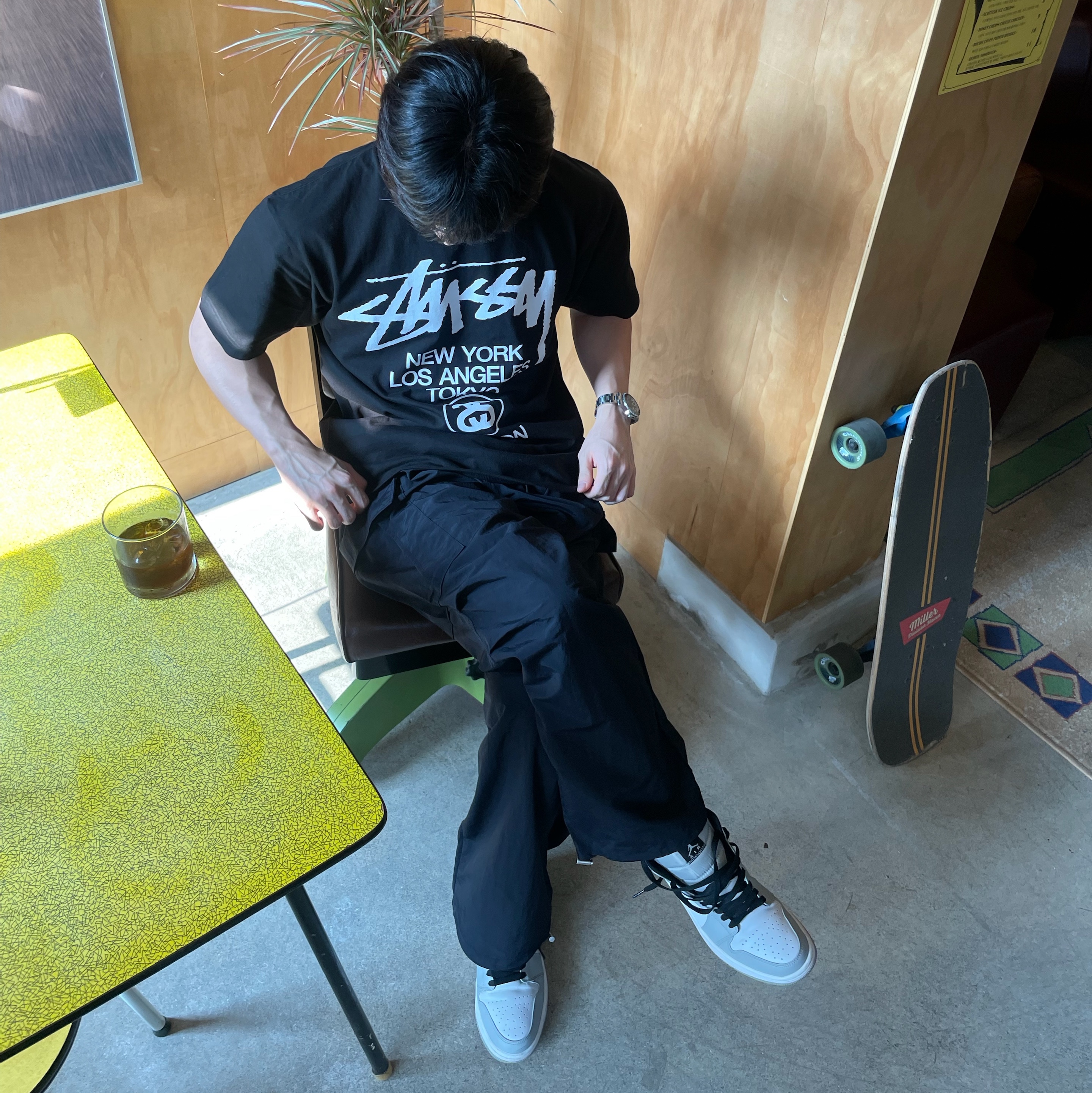 Jordan 1 Mid Light Smoke Grey, Stussy World Tour T-Shirt Black 2023 착용 스타일 - 1