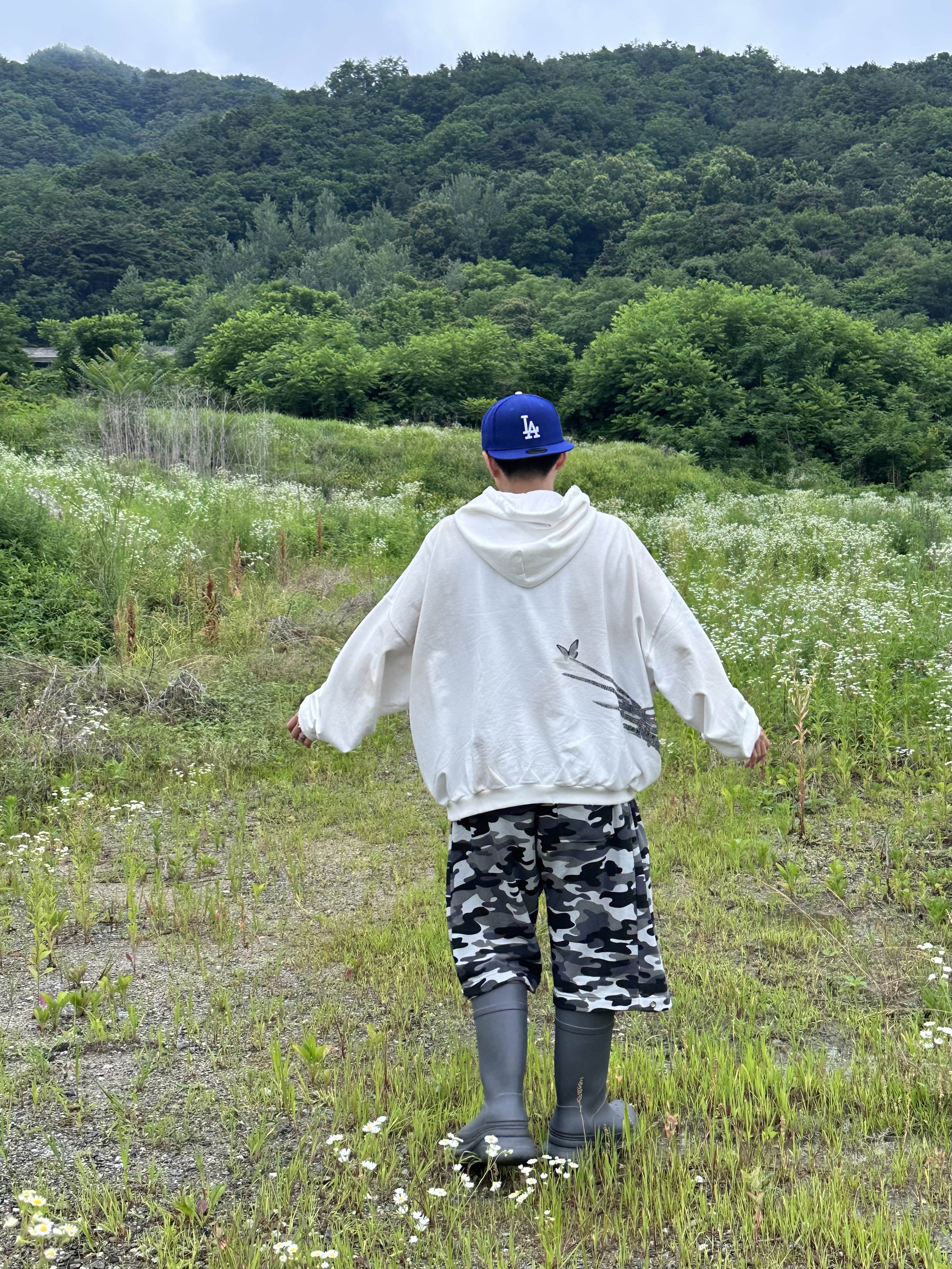 Balenciaga x Crocs Rubber Boot Grey, Project G/R x Atmos Etiquette Lesson Vintage Washed Hoodie White 착용 스타일 - 3