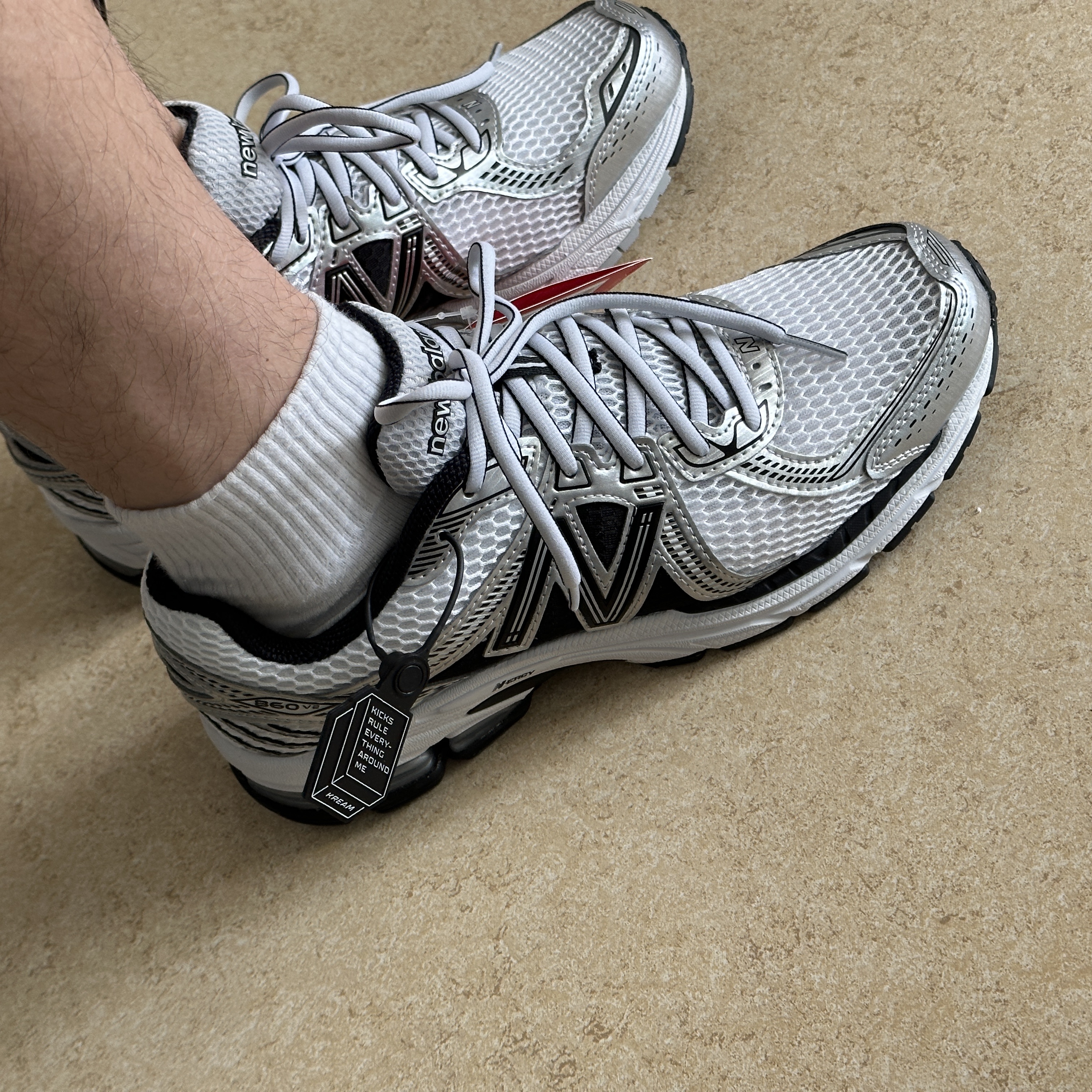 New Balance 860v2 White Black 착용 스타일 - 2