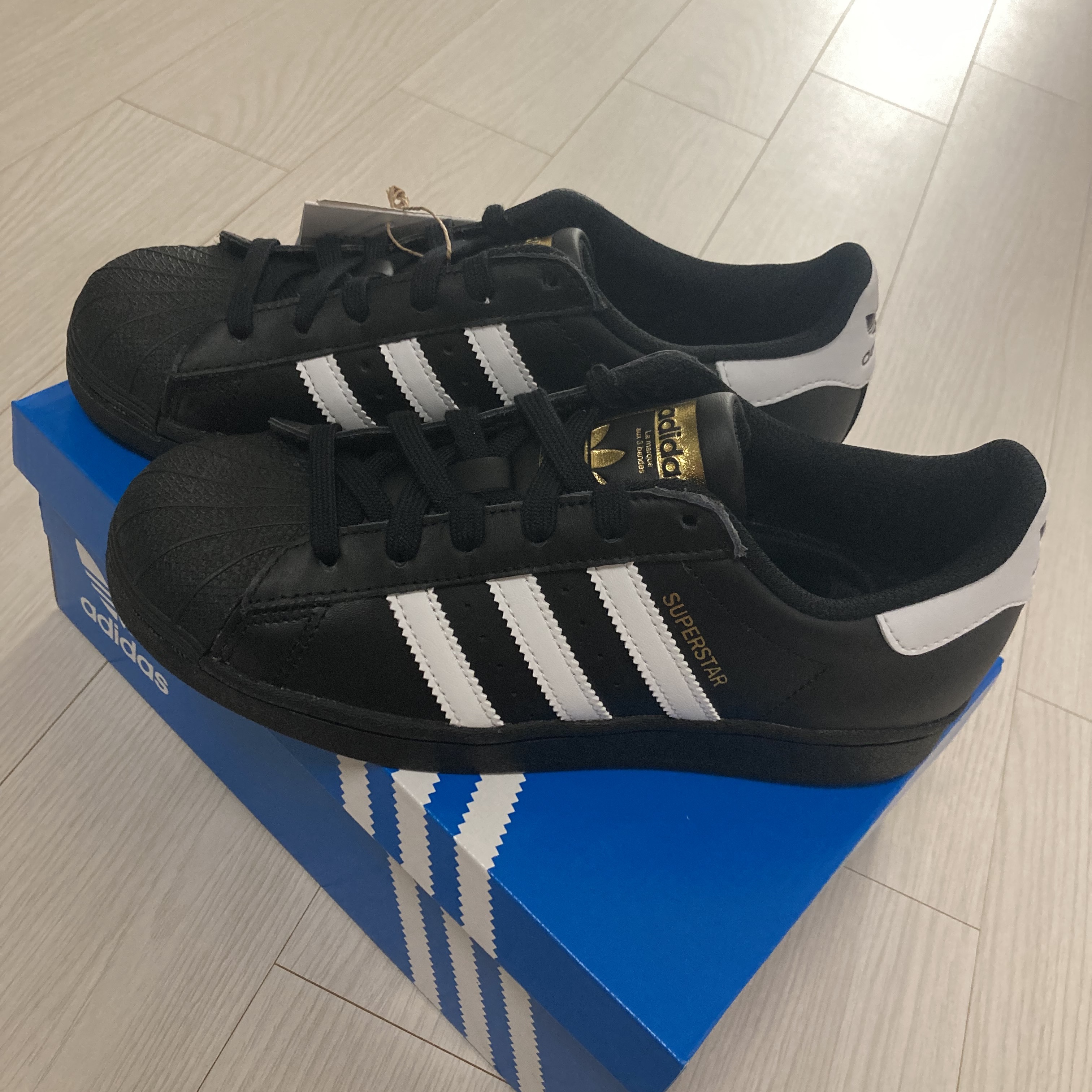 Adidas Superstar Core Black White 착용 스타일