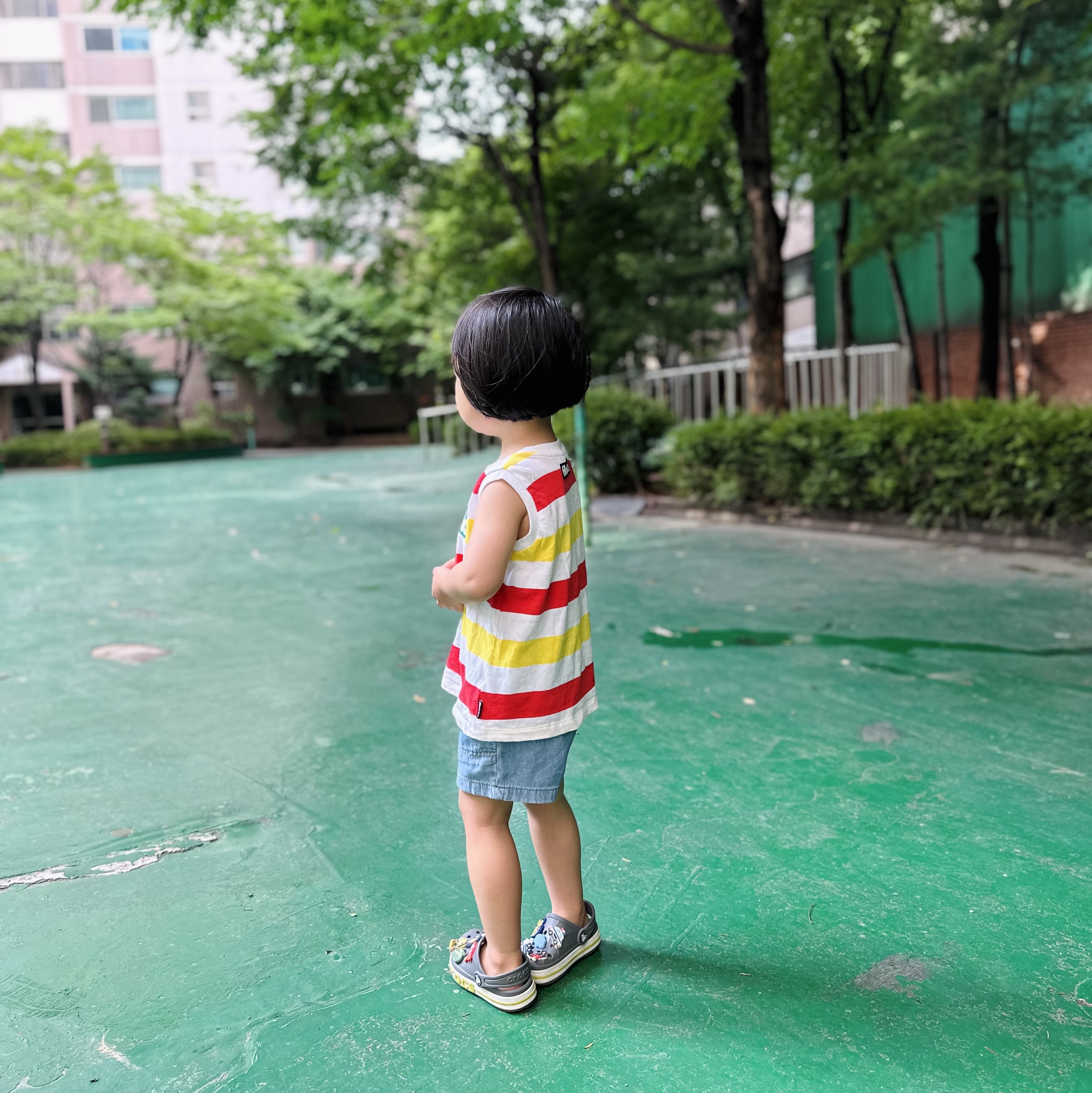 (Kids) Crocs Bayaband Clog Slate Grey Lime Punch, Crocs Bayaband Clog Slate Grey Lime Punch 착용 스타일 - 2