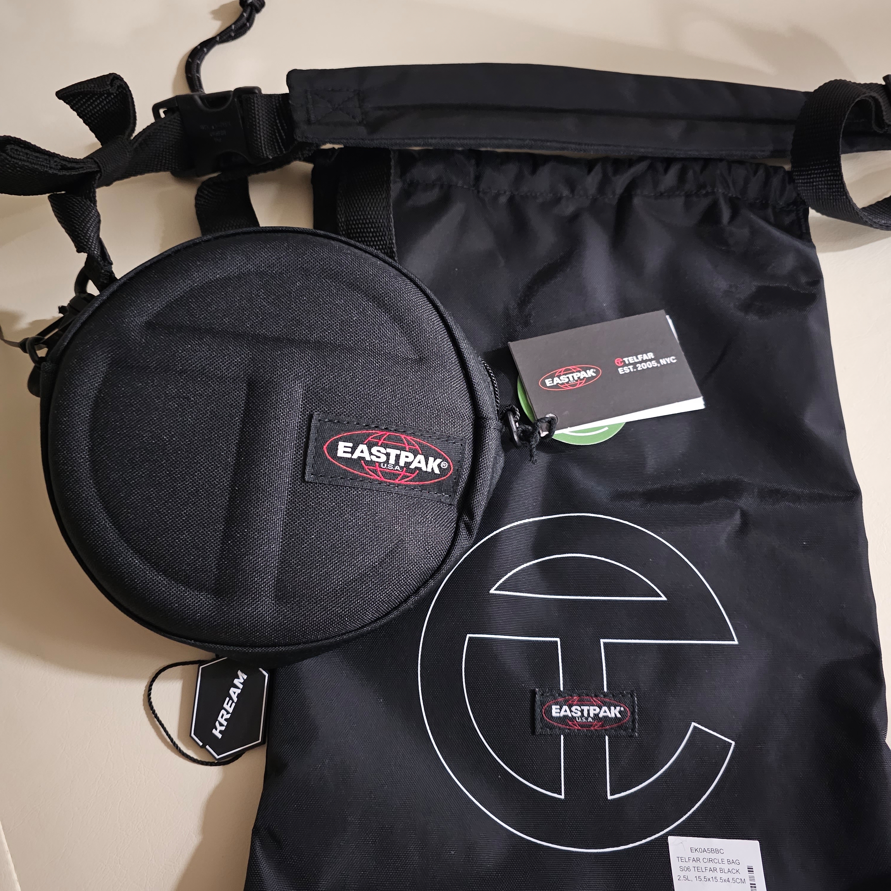 Telfar x Eastpak Circle Bag Black 착용 스타일