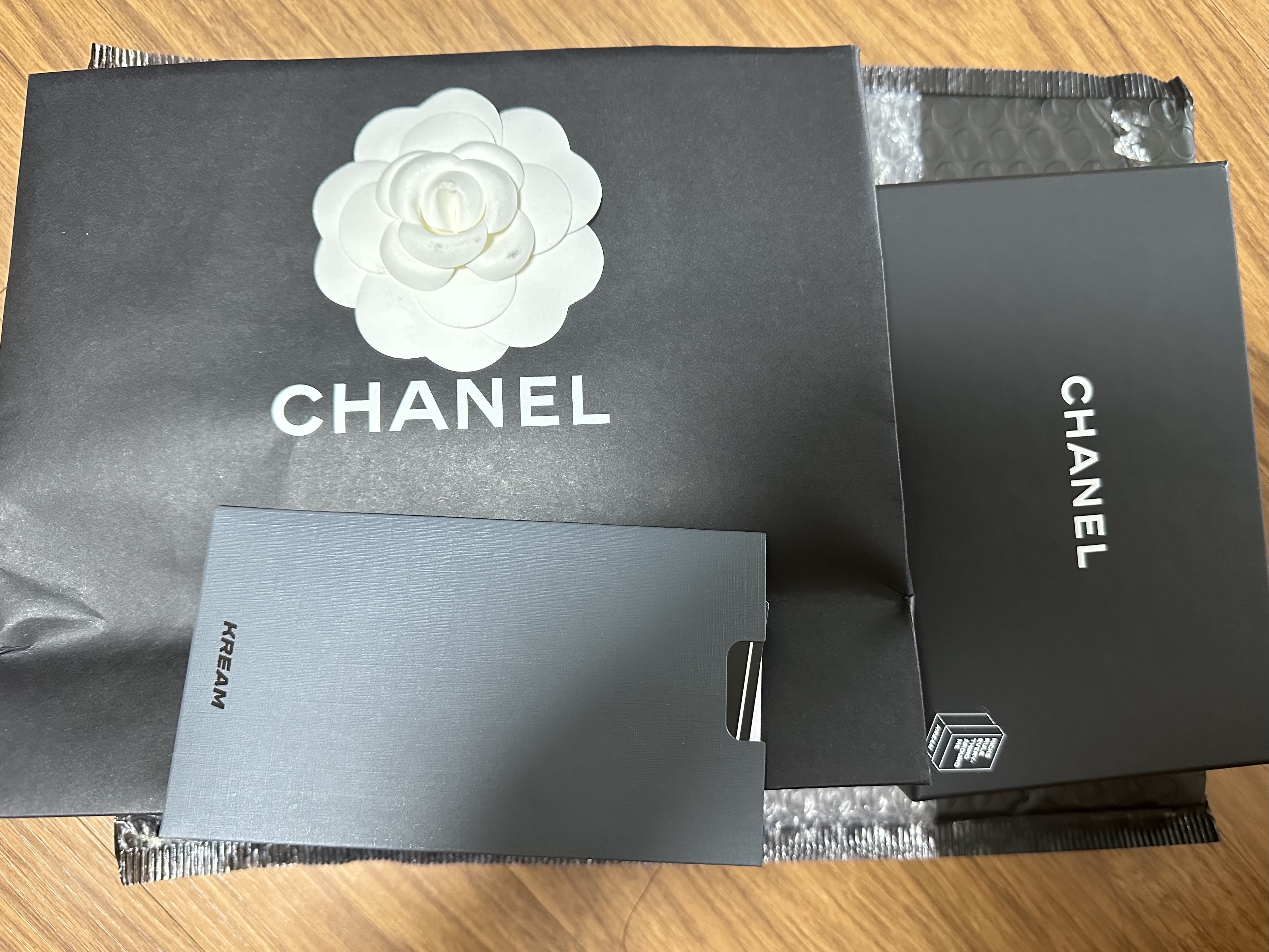 Chanel Classic Card Holder Grained Calfskin & Gold Black 착용 스타일 - 2