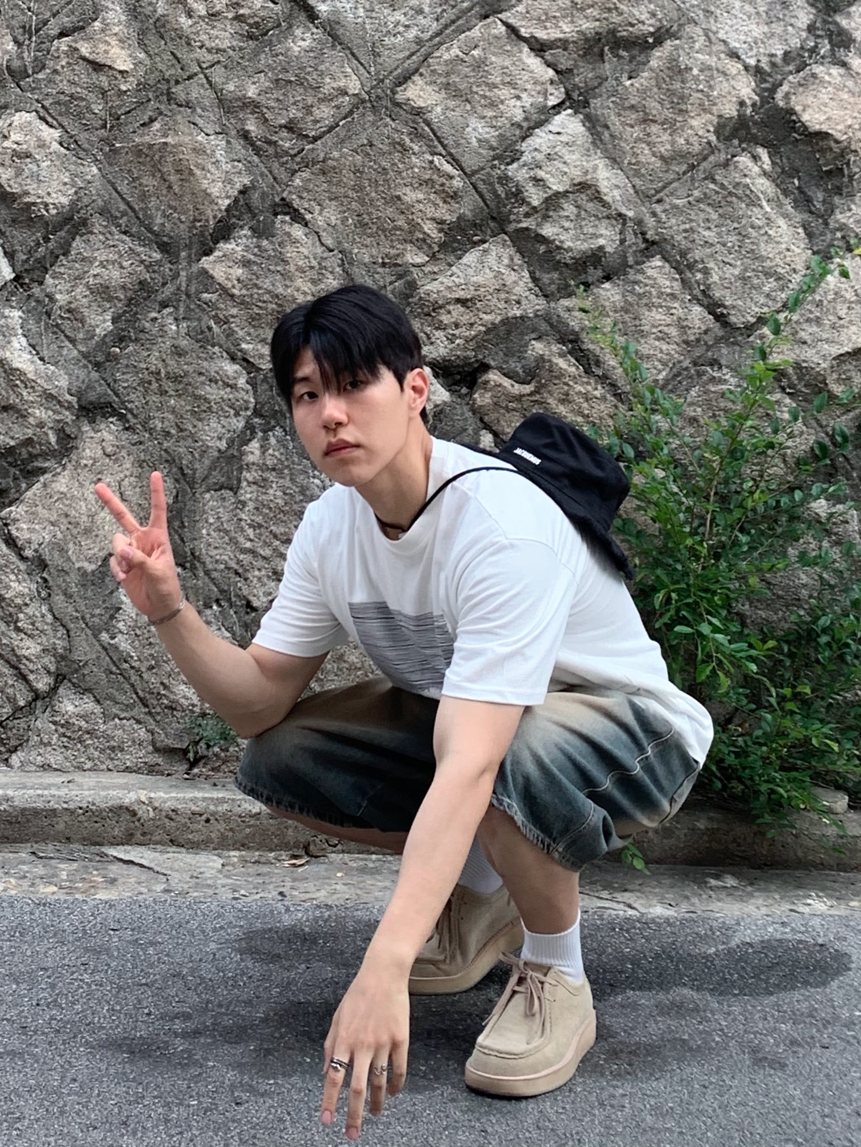 Jacquemus Le Bob Artichaut Bucket Hat Black 착용 스타일 - 5