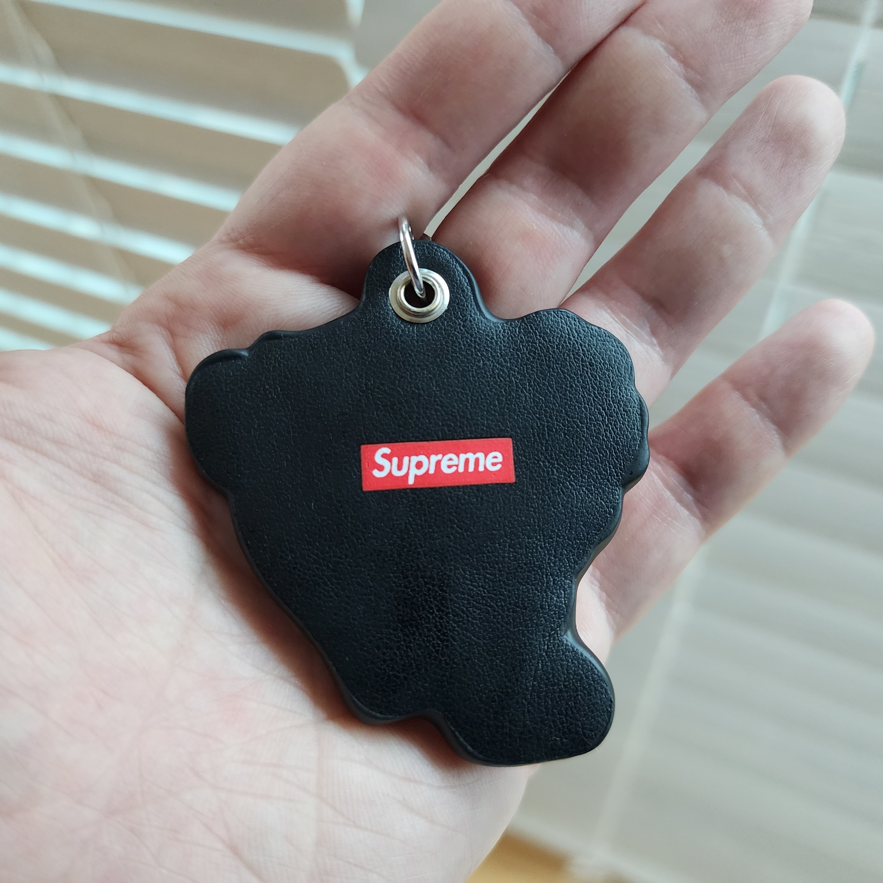 Supreme Panther Keychain Black - 21SS 착용 스타일 - 2