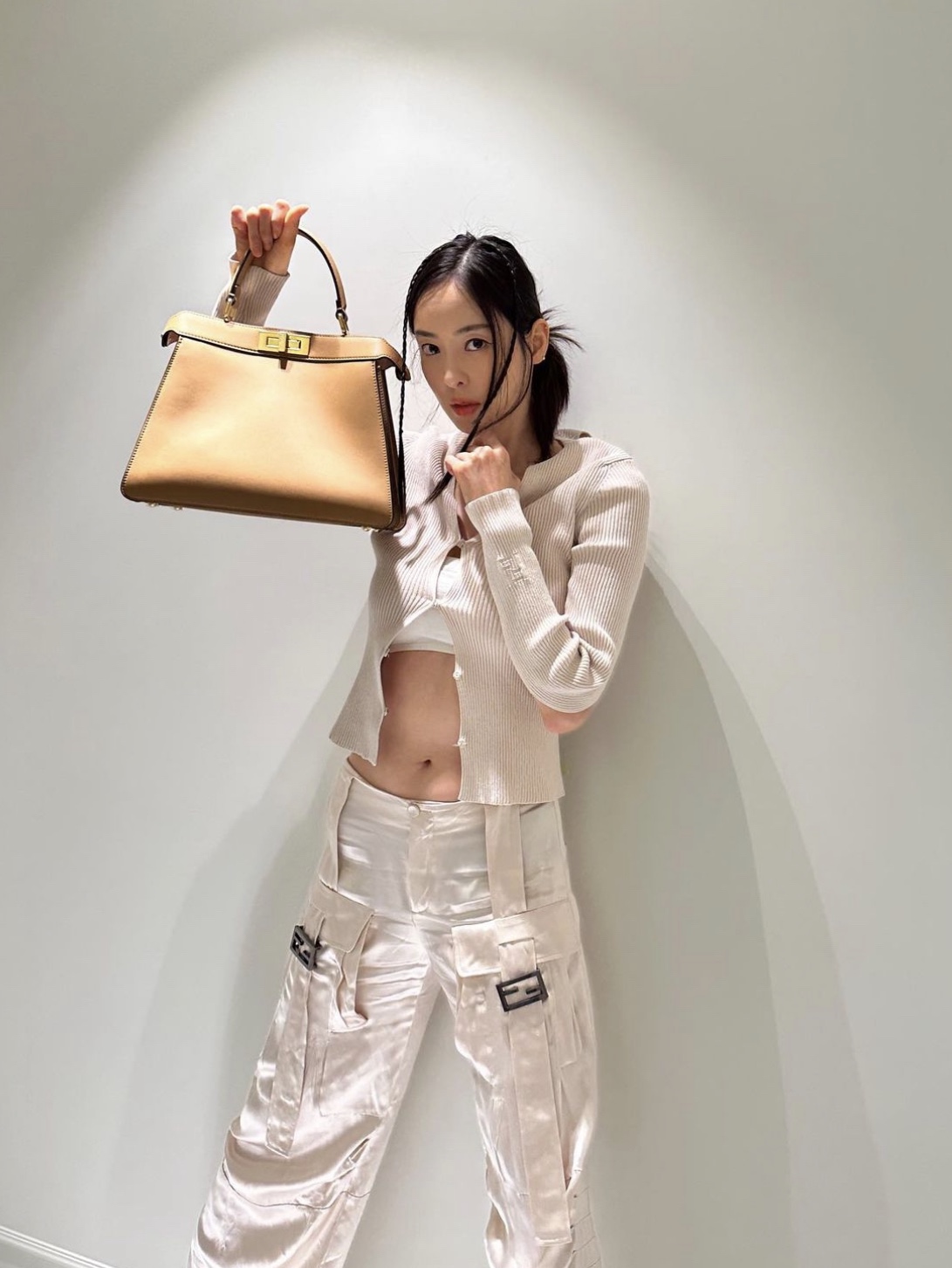 Fendi Peekaboo Iseeu Padded Nappa Leather Petite Bag Beige 착용 스타일 - 3