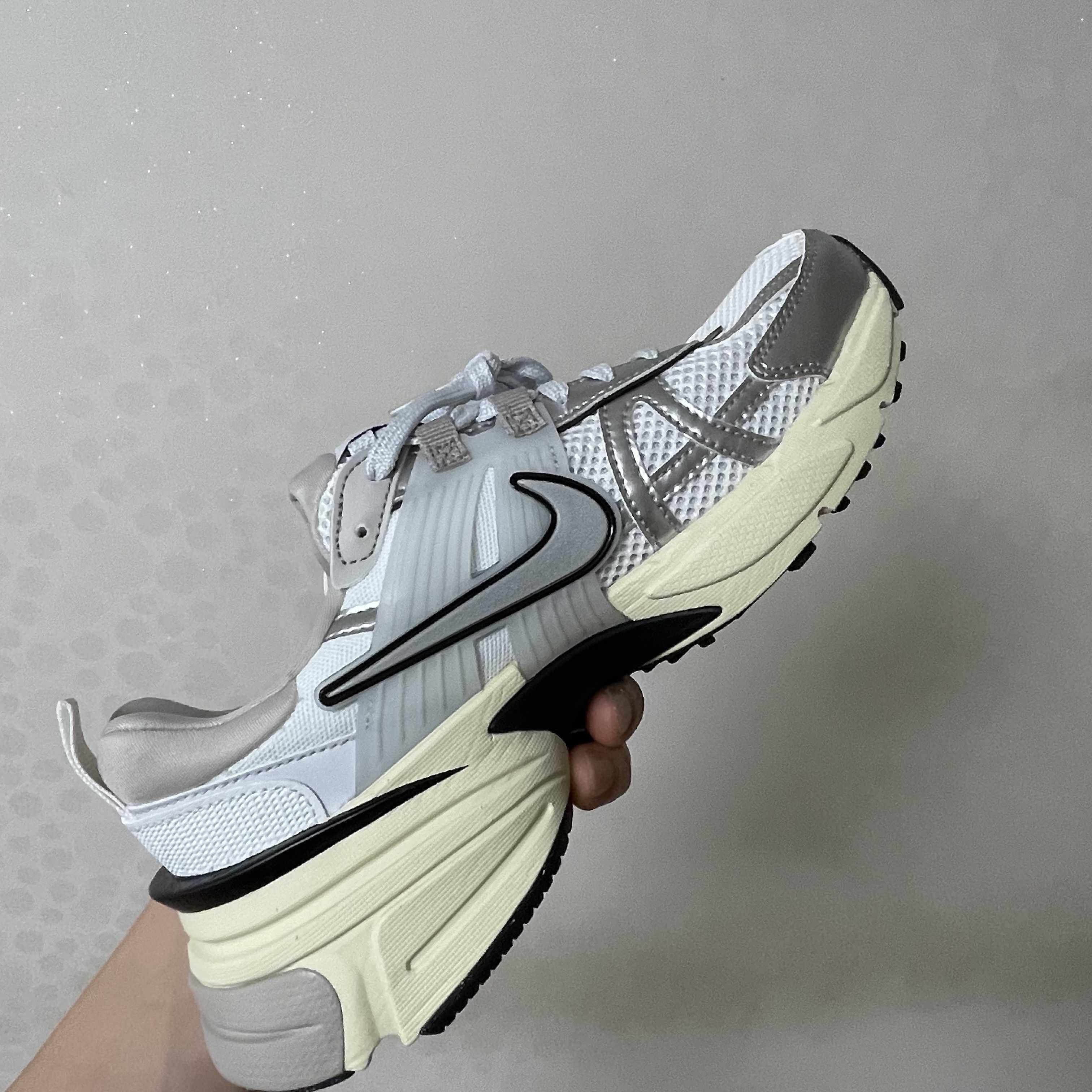 Nike V2K Run Summit White Metallic Silver 착용 스타일 - 3