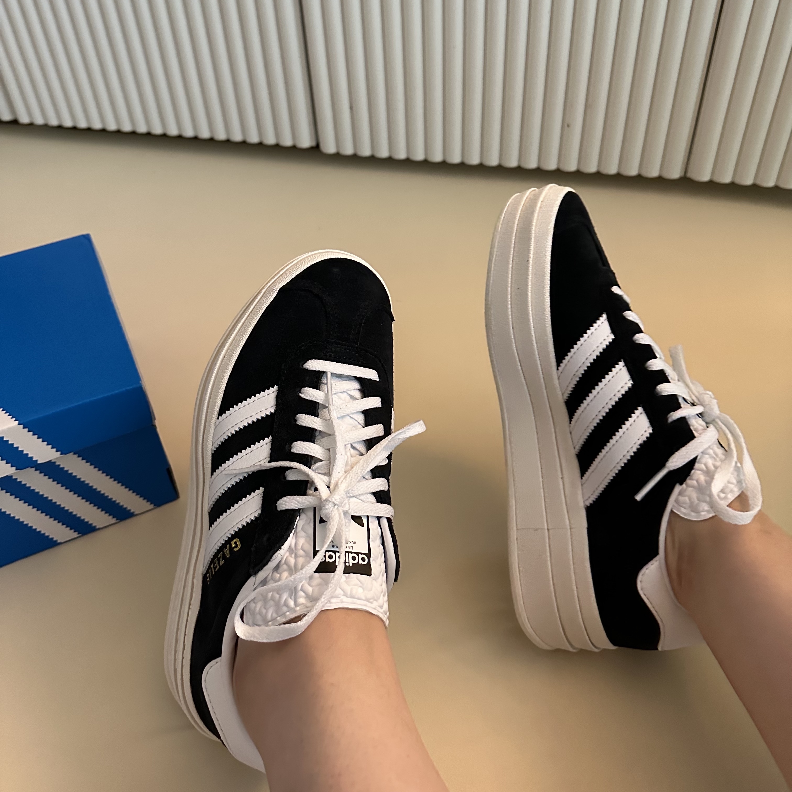 (W) Adidas Gazelle Bold Core Black Cloud White 착용 스타일 - 2