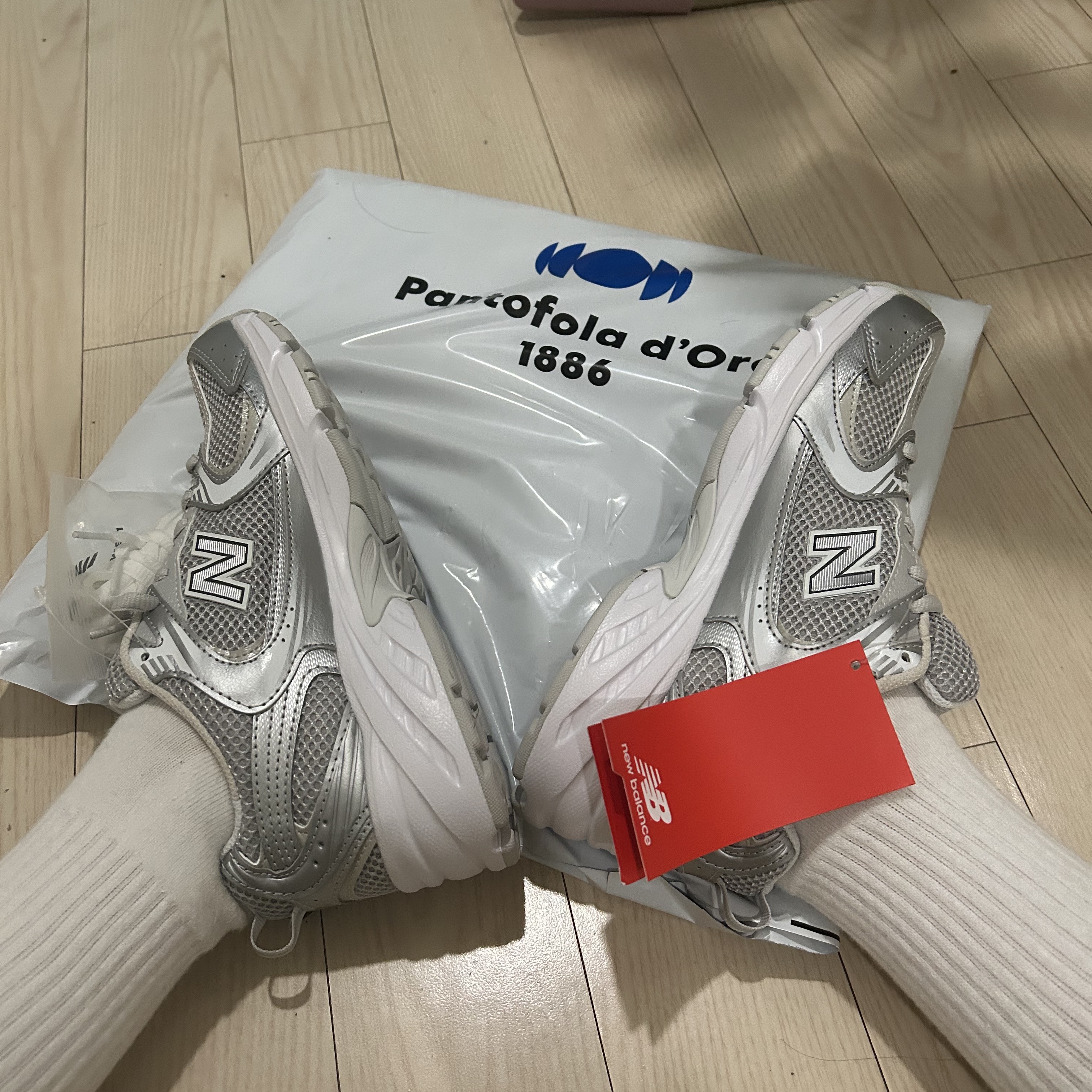 New Balance 530 Silver Grey 착용 스타일 - 2