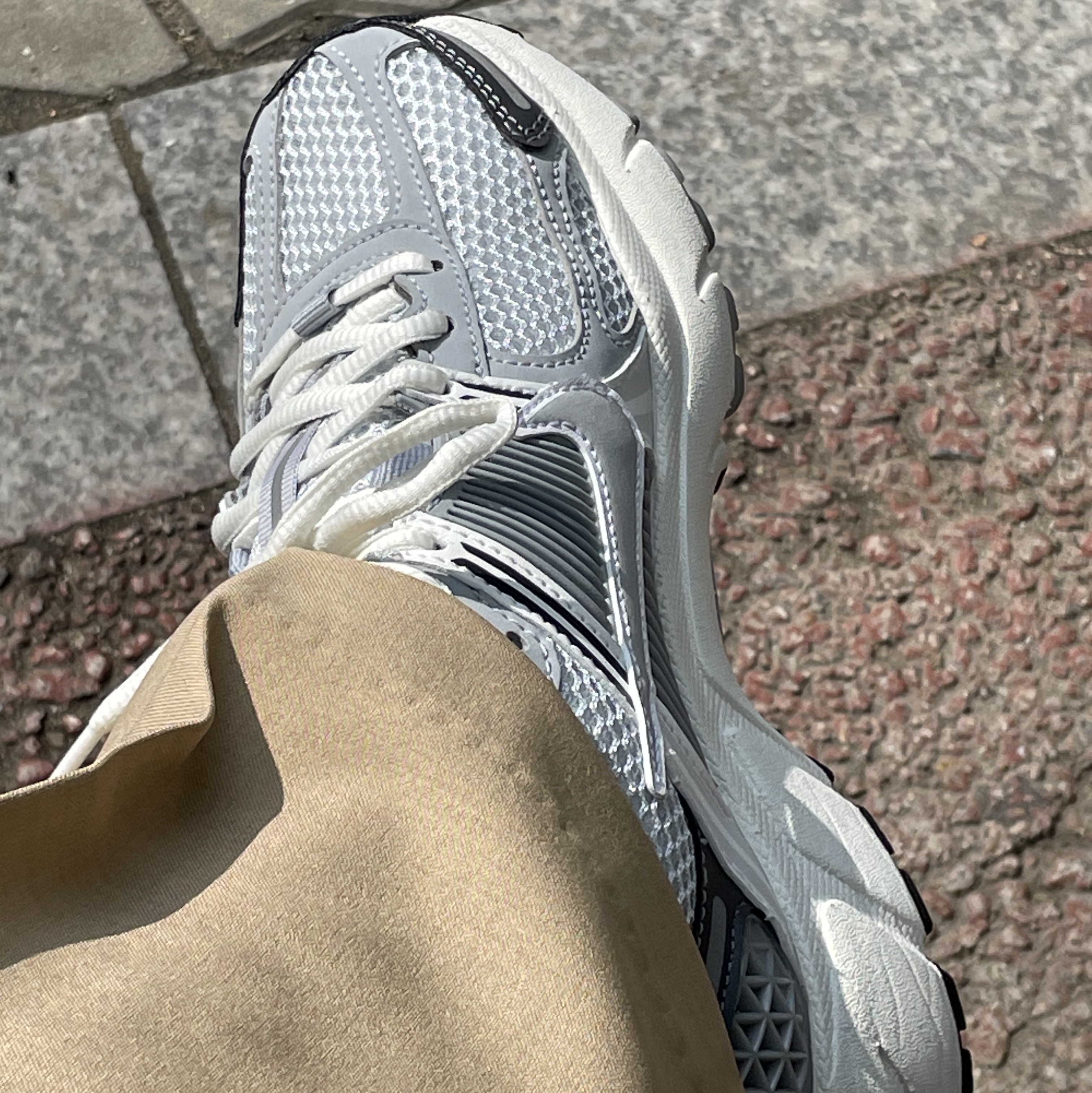 (W) Nike Zoom Vomero 5 Pure Platinum Metallic Silver 착용 스타일