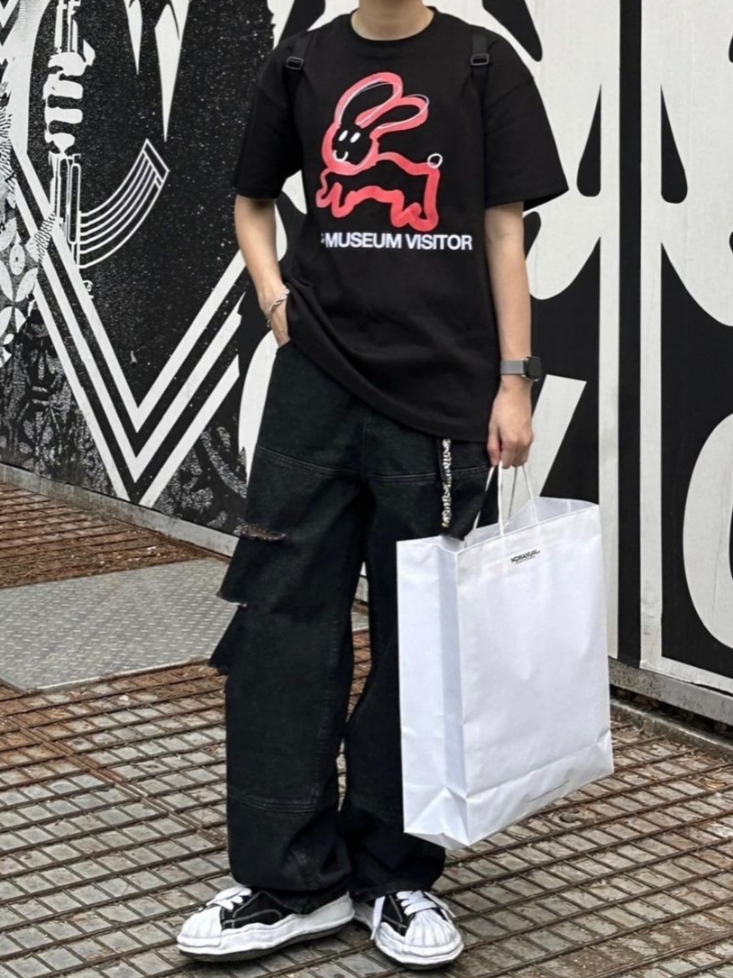 The Museum Visitor Rabbit Printed T-Shirt Black - 23PS 착용 스타일 - 1