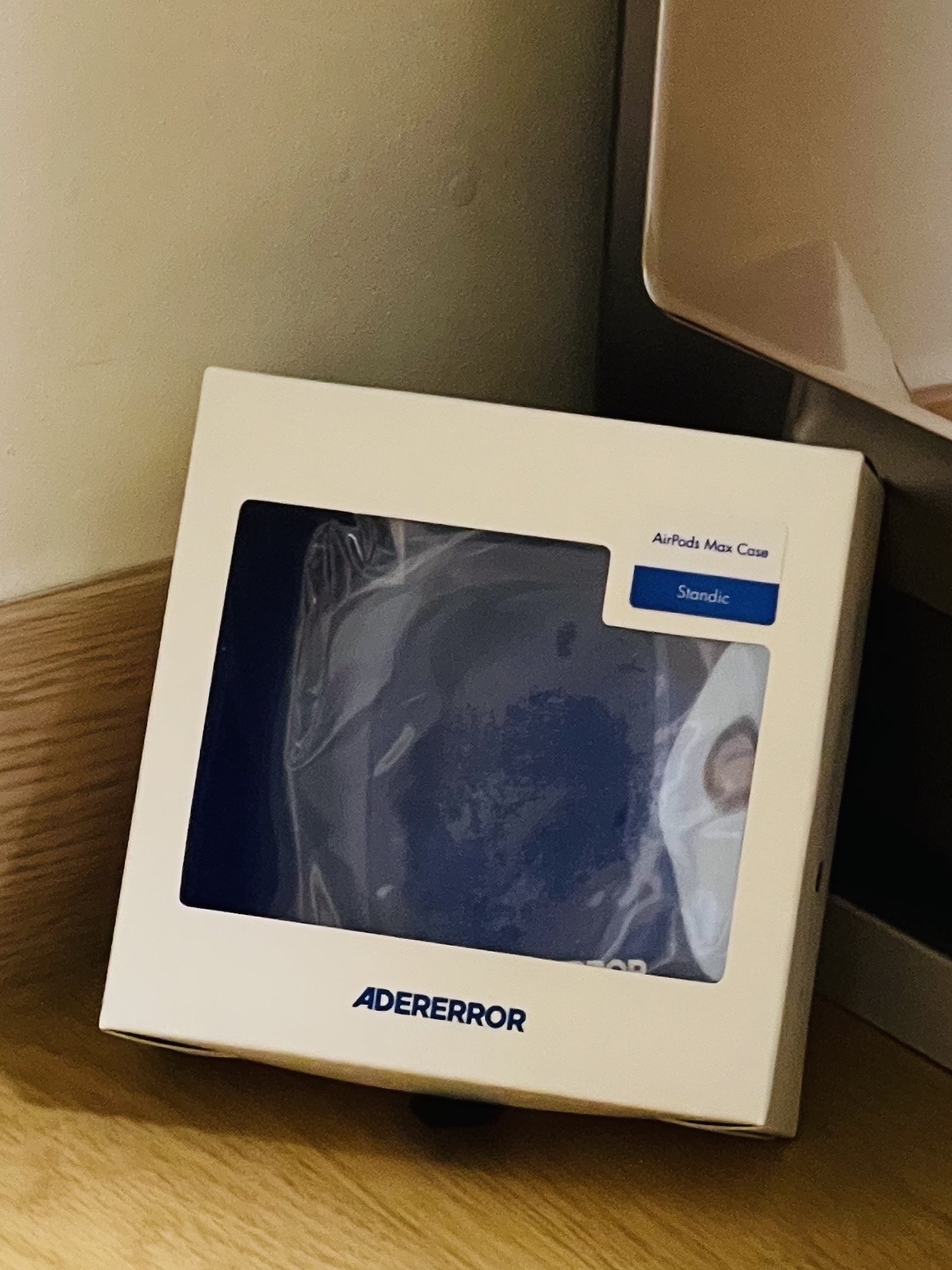 Ader Error Standic AirPods Max Case Z-Blue 착용 스타일