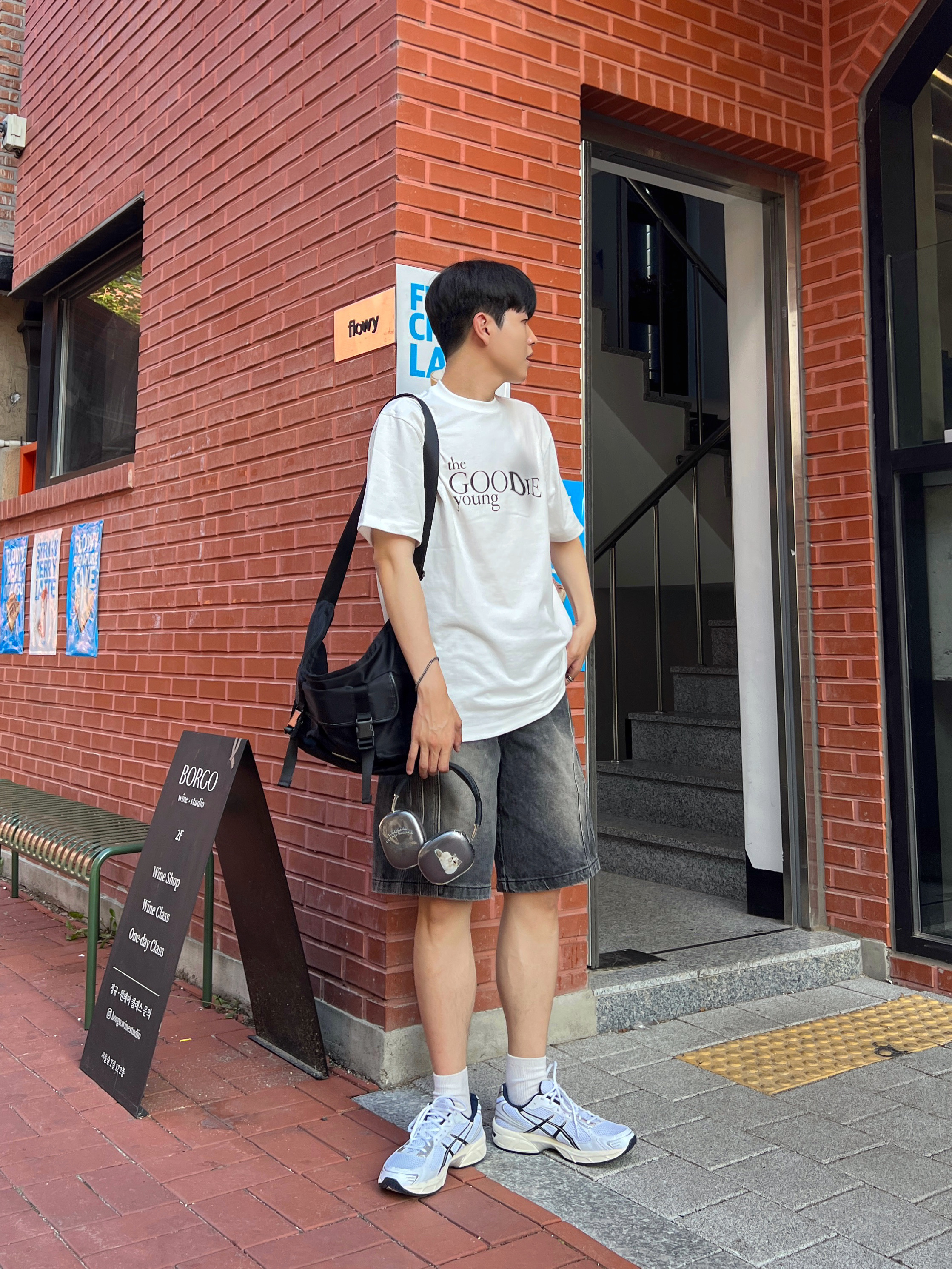 (W) Asics Gel-1130 White Midnight, Apple AirPods Max Lightning Space Gray (Korean Ver.) 착용 스타일 - 1