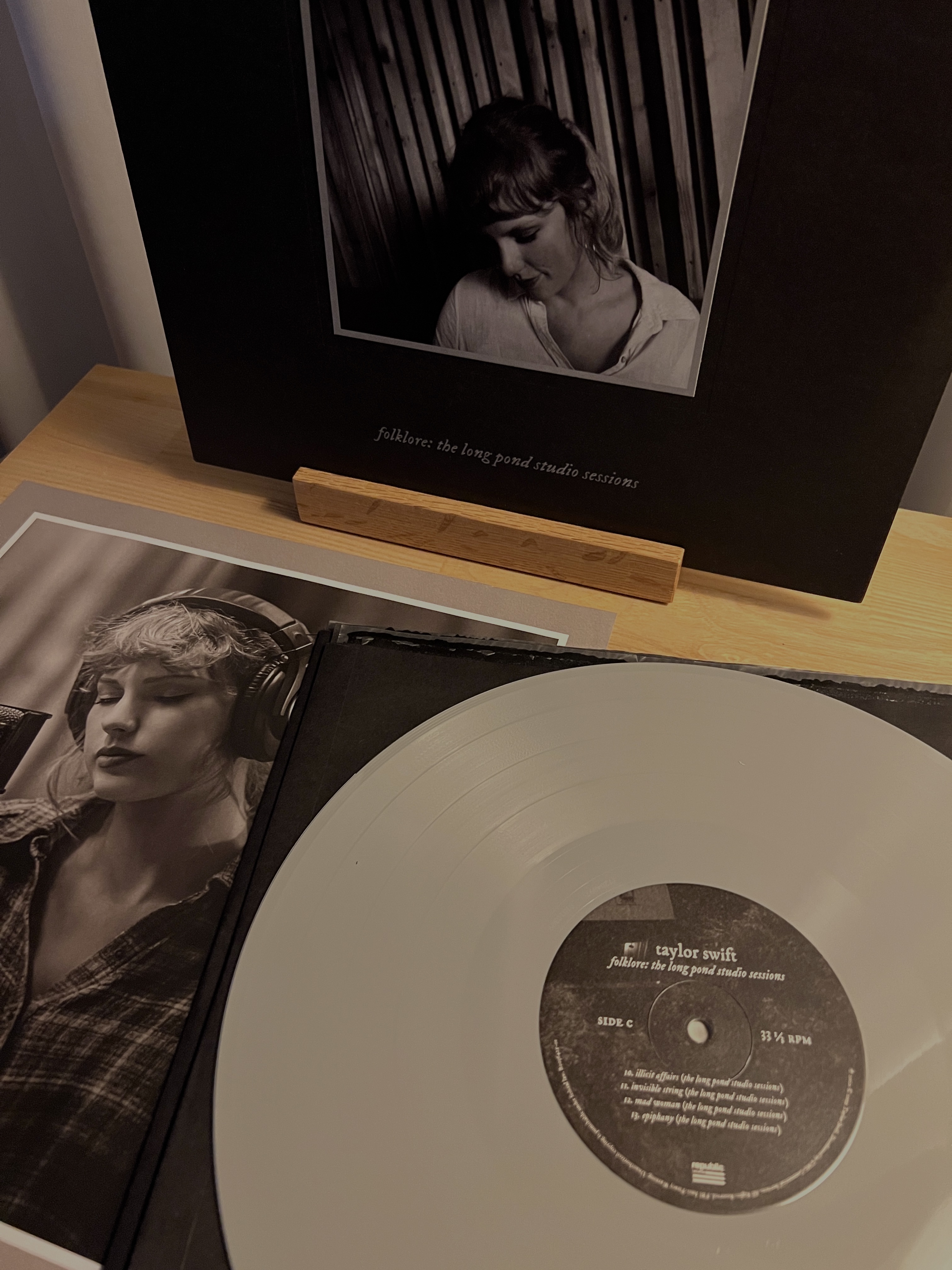Taylor Swift Folklore: The Long Pond Studio Sessions Grey (2LP) 착용 스타일
