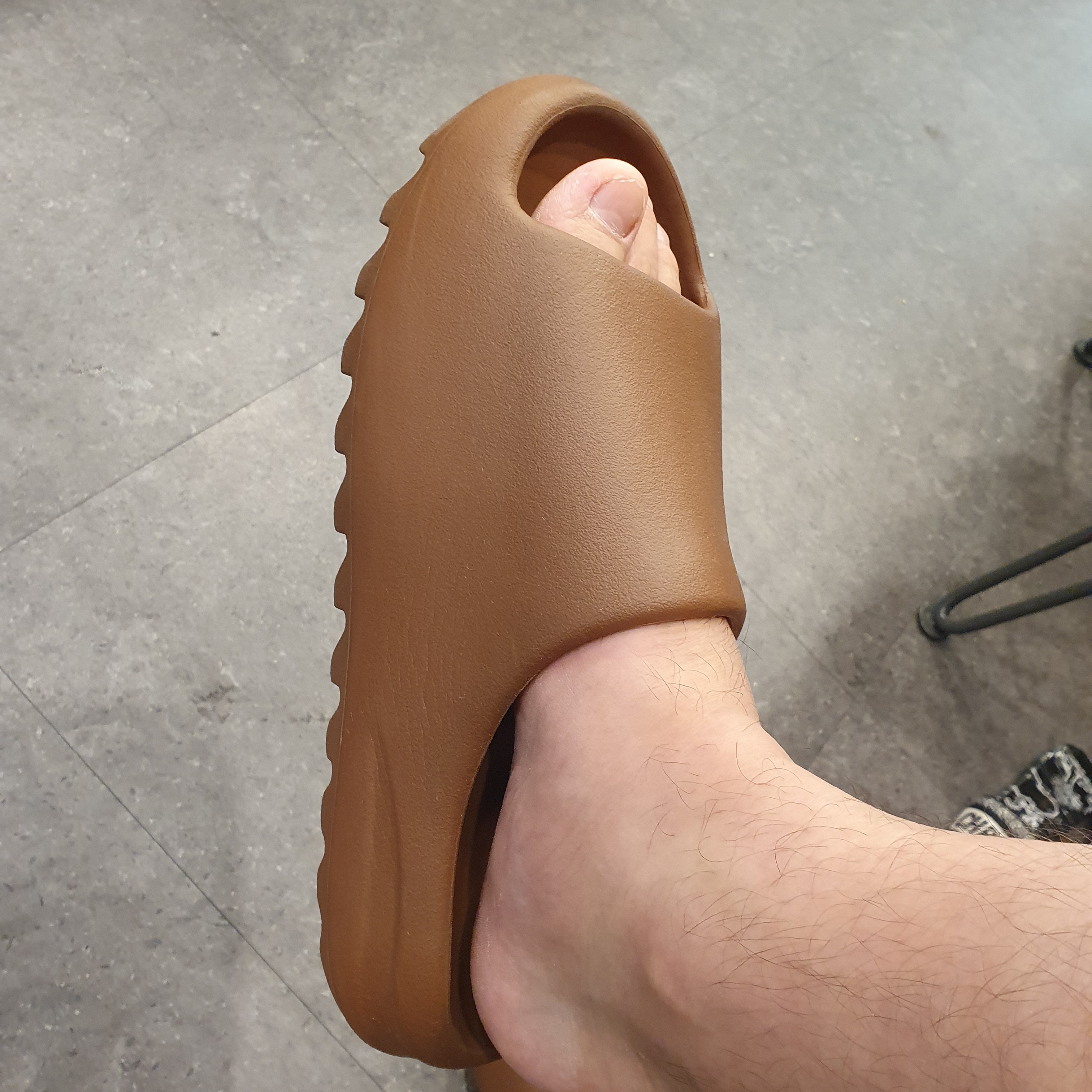 Adidas Yeezy Slide Flax 착용 스타일