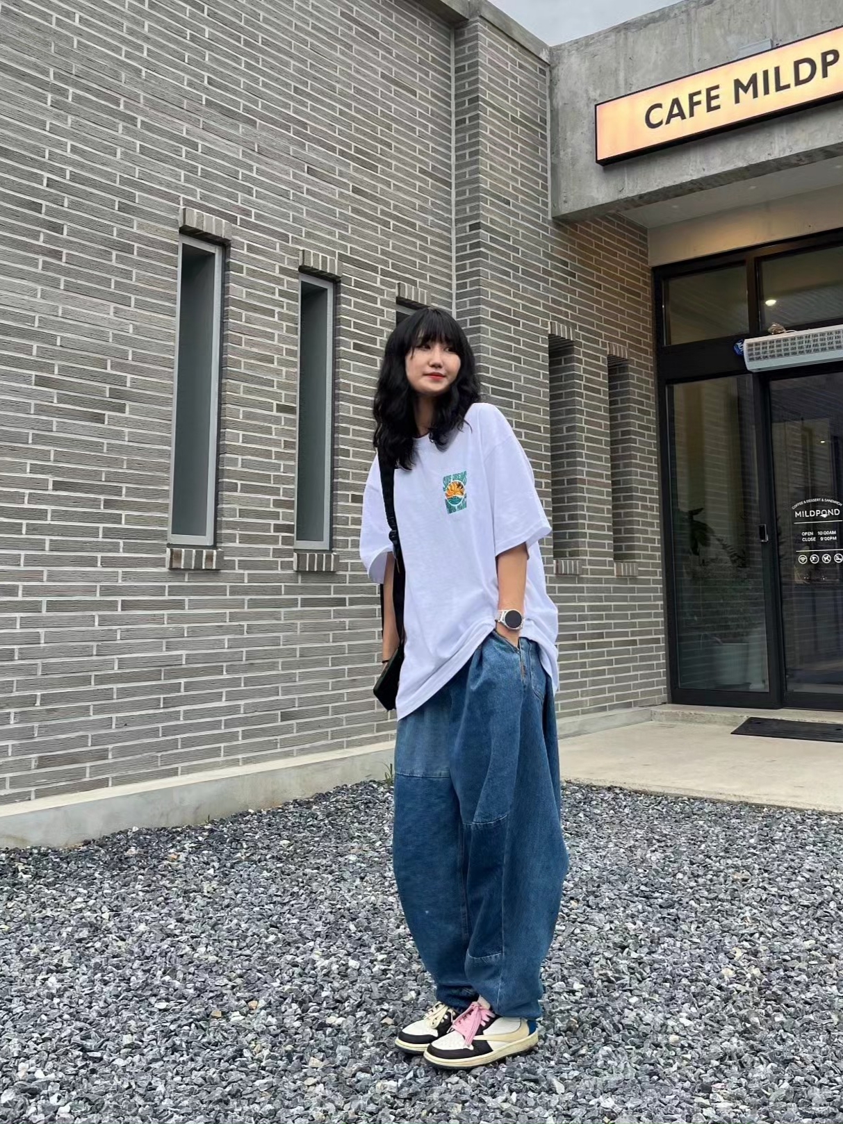 Zara x Ader Error Barrel Leg Jeans Blue, Ader Error x Eastpak Up-Down Sling Black 착용 스타일 - 1