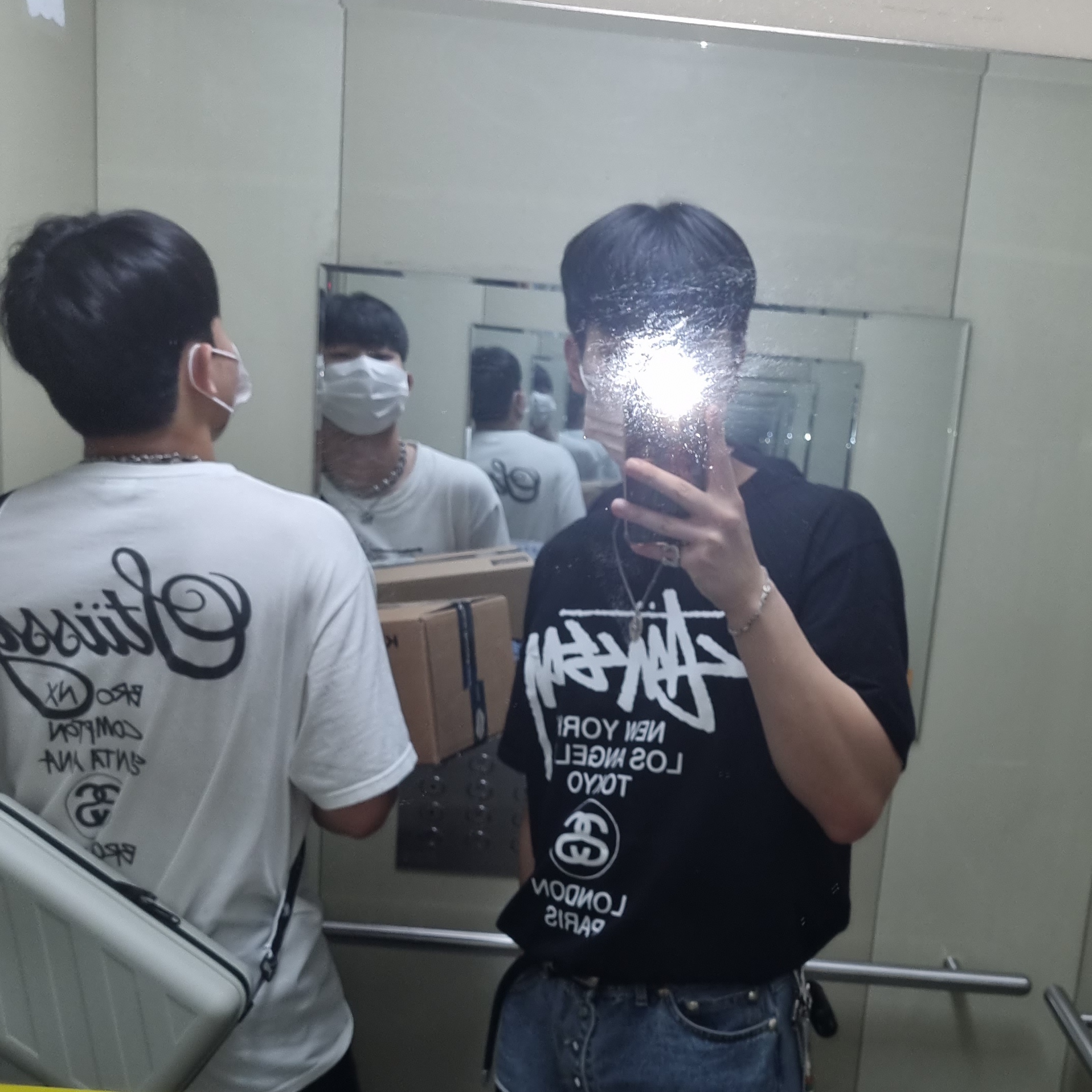 Stussy World Tour T-Shirt Black, Stussy World Tour T-Shirt White 2023 착용 스타일