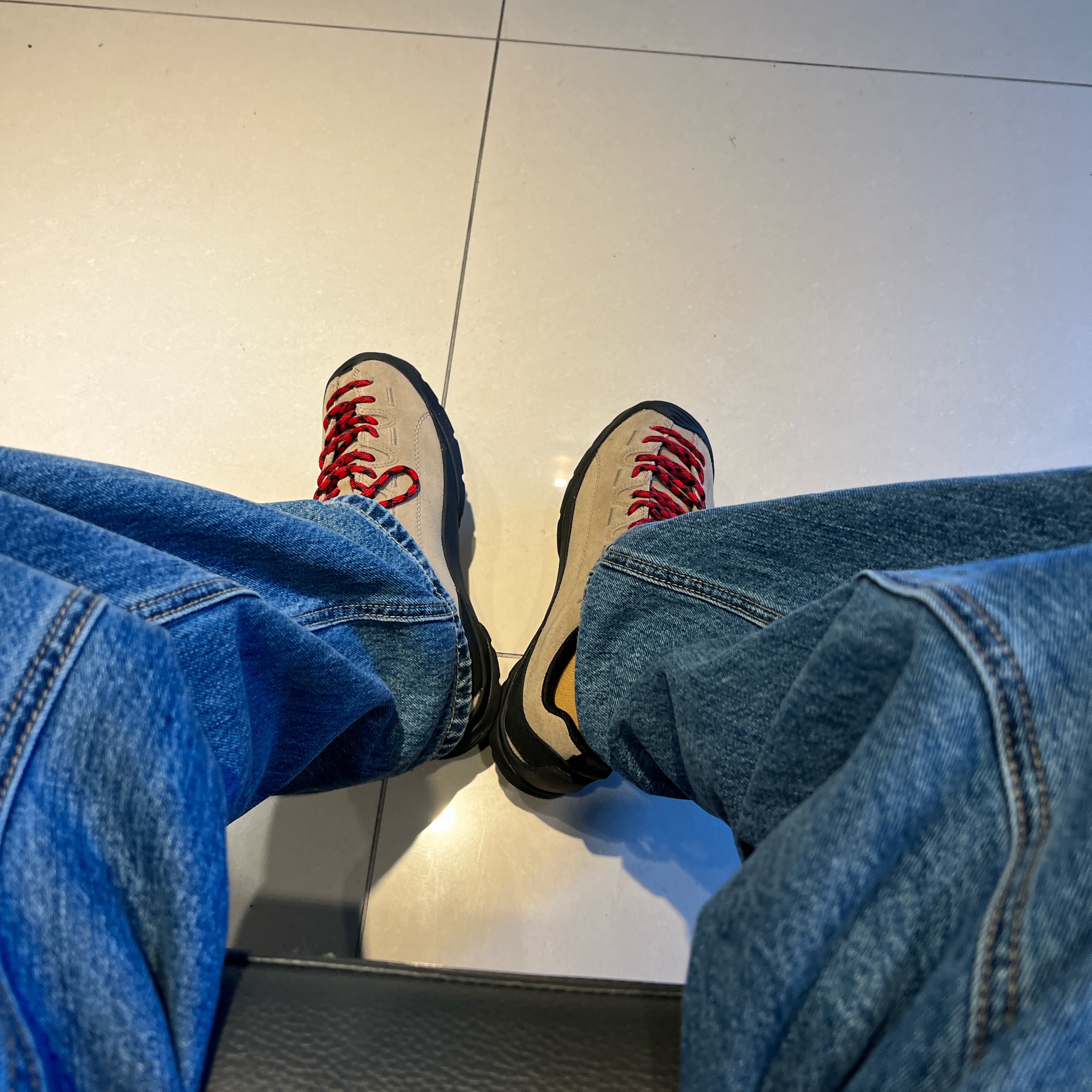 Keen Jasper Suede Sneakers Silver Mink 착용 스타일