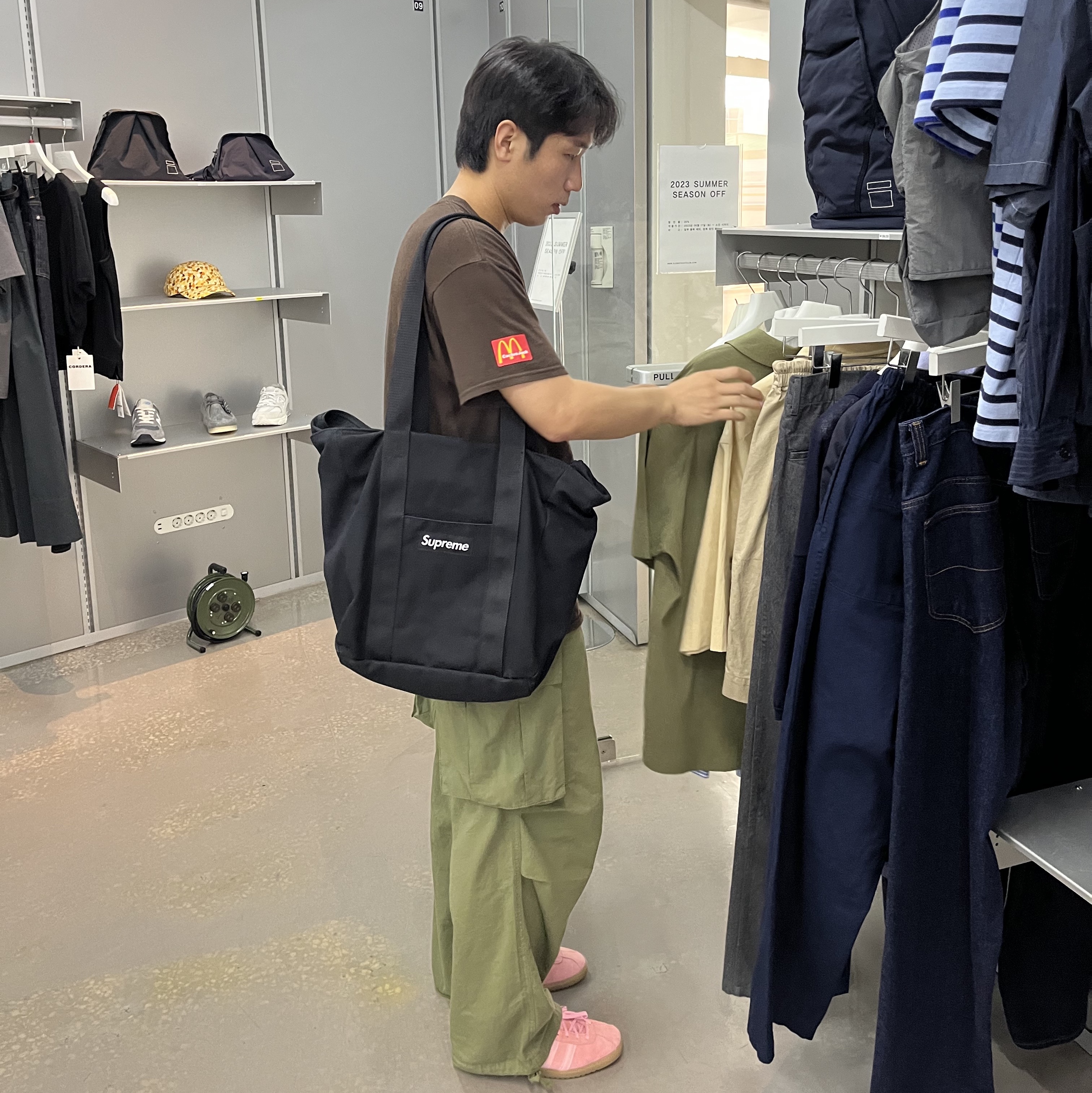 Adidas Bermuda Glow Pink, Supreme Canvas Tote Black 착용 스타일