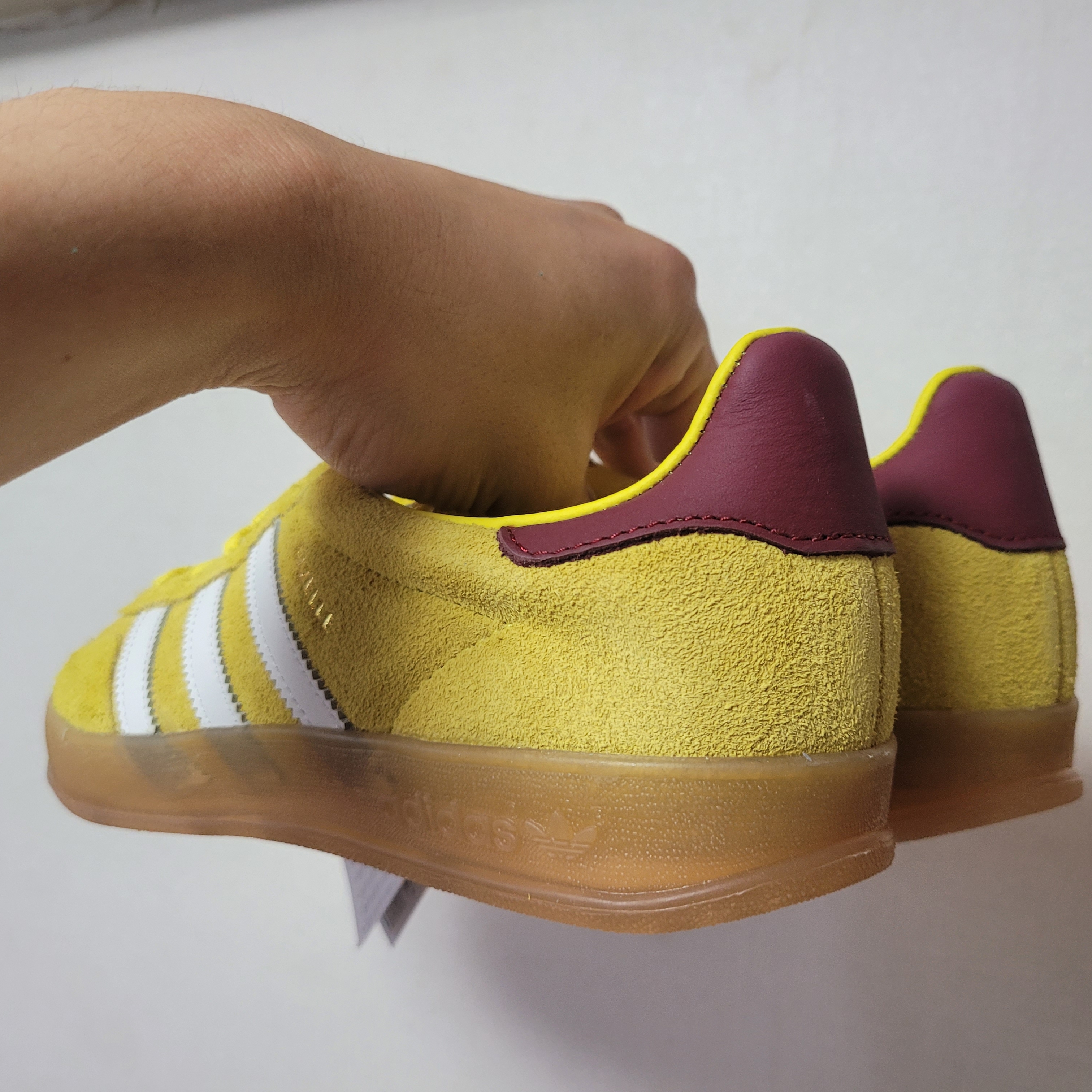 (W) Adidas Gazelle Indoor Bright Yellow Burgundy 착용 스타일 - 4