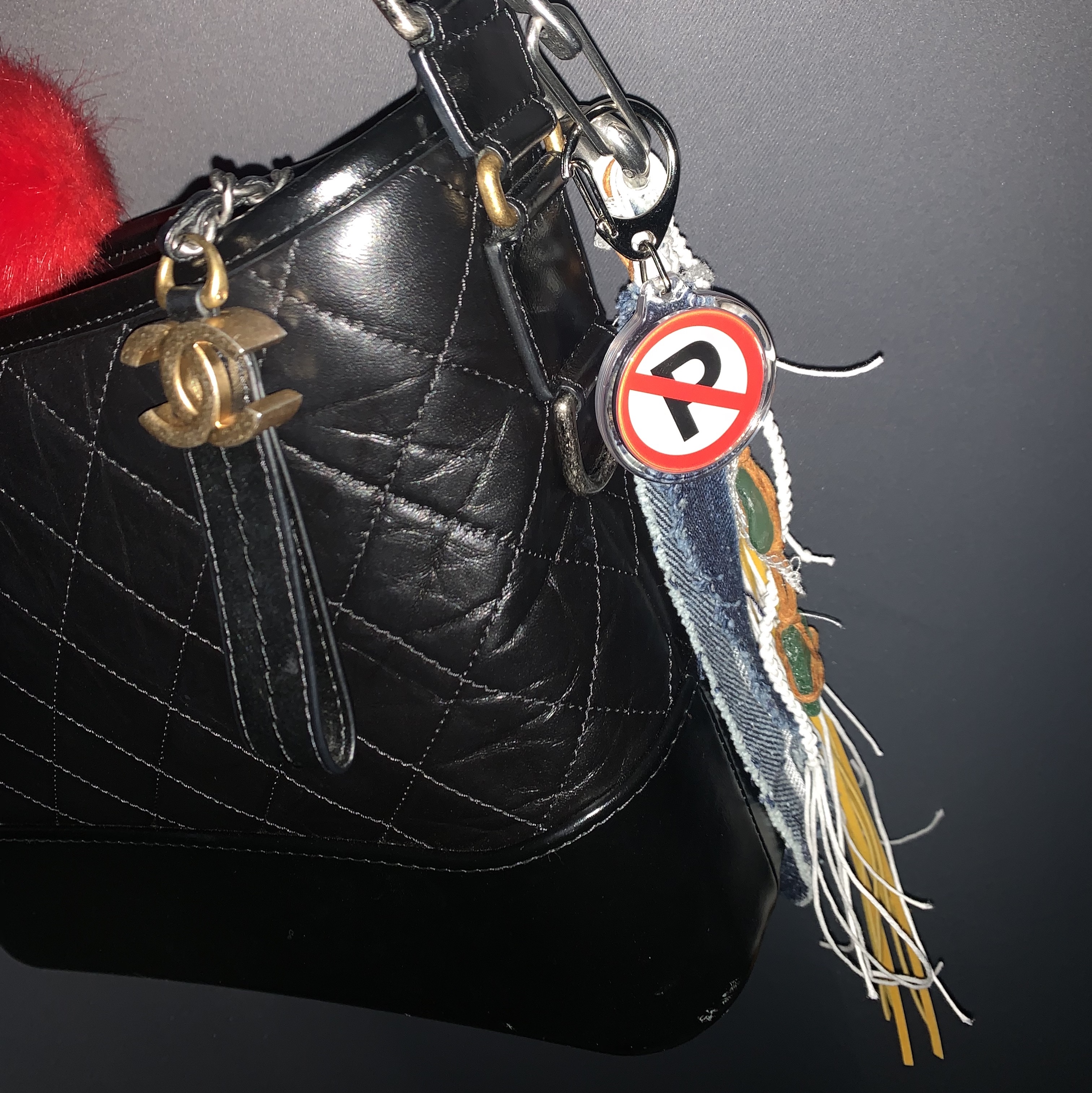 Chanel Gabrielle Large Hobo Bag Aged Calfskin & Gold Black, Supreme Animal Kingdom S/S Top Magenta - 23SS 착용 스타일 - 1