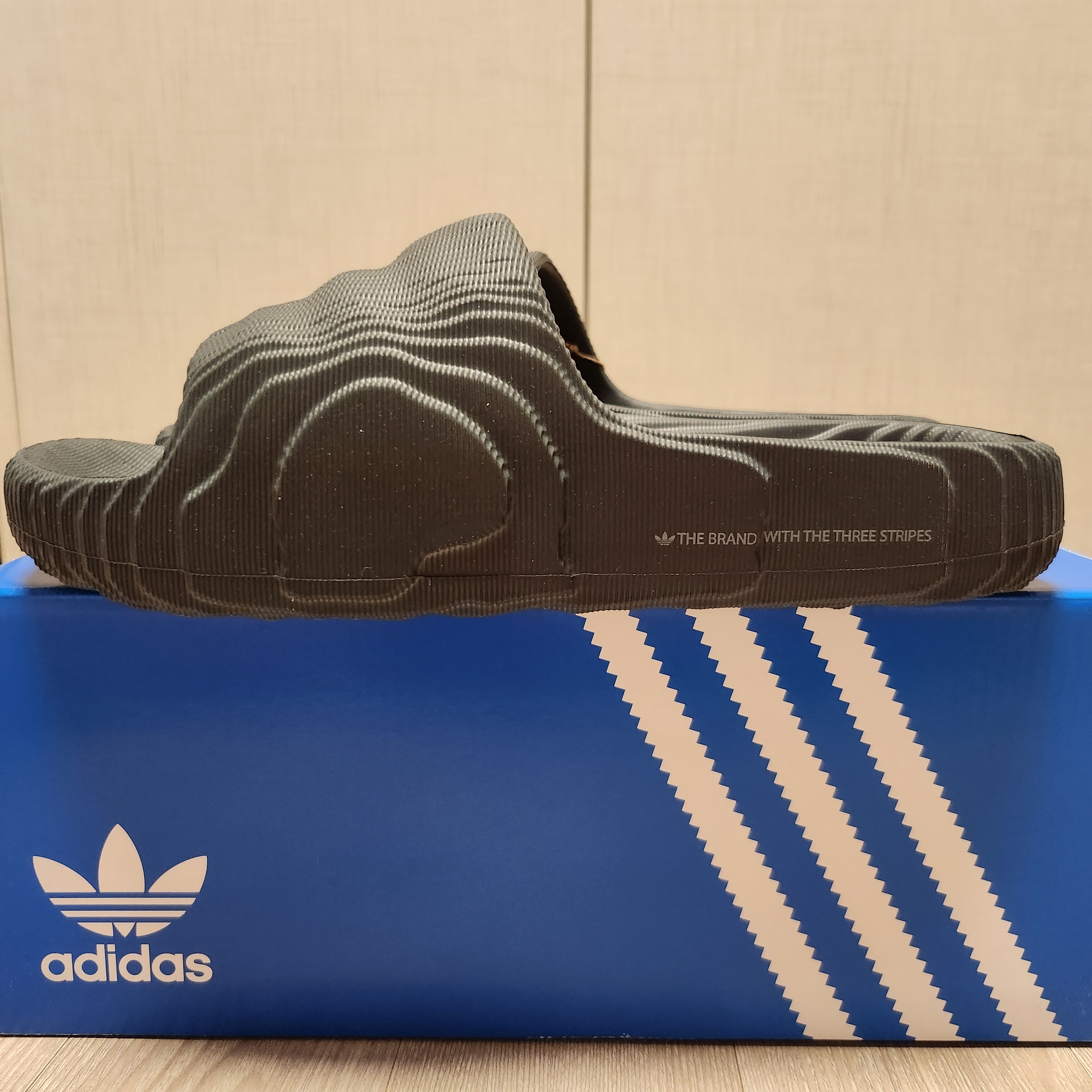 Adidas Adilette 22 Carbon 착용 스타일 - 1