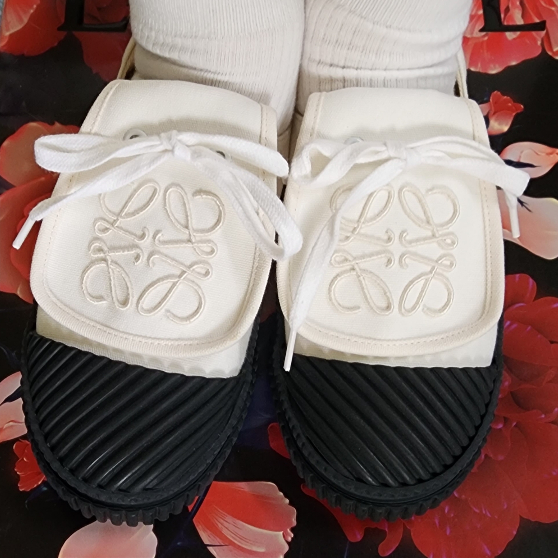 (W) Loewe Anagram Flap Sneakers in Canvas Soft White 착용 스타일 - 3