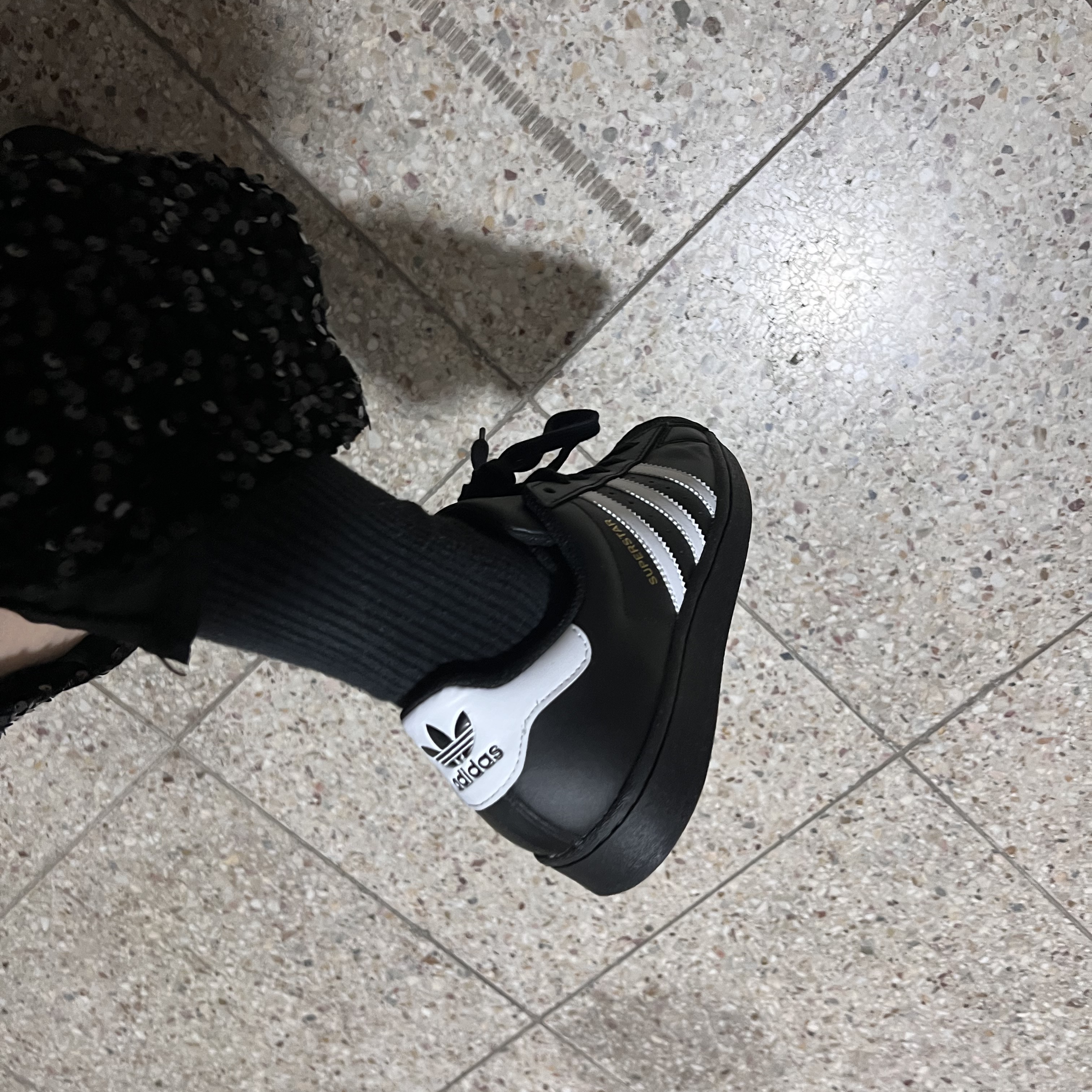Adidas Superstar Core Black White 착용 스타일 - 2