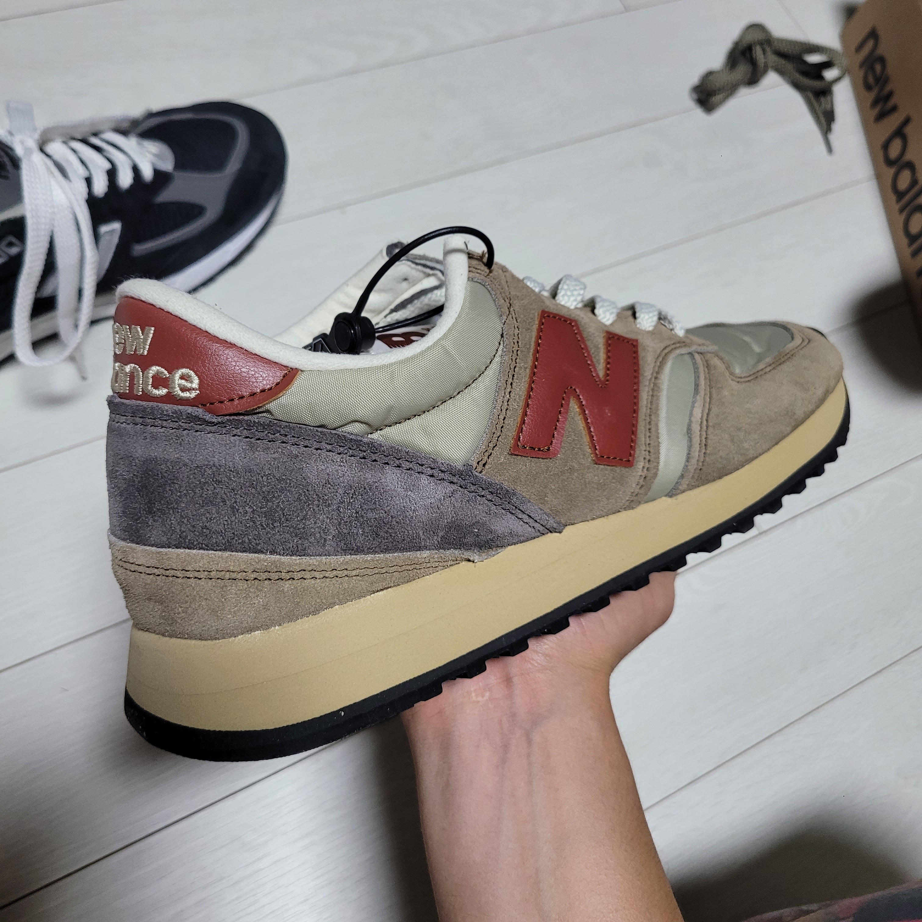New Balance 730 Made in UK Beige, New Balance 990v2 Made in USA Black 착용 스타일 - 3