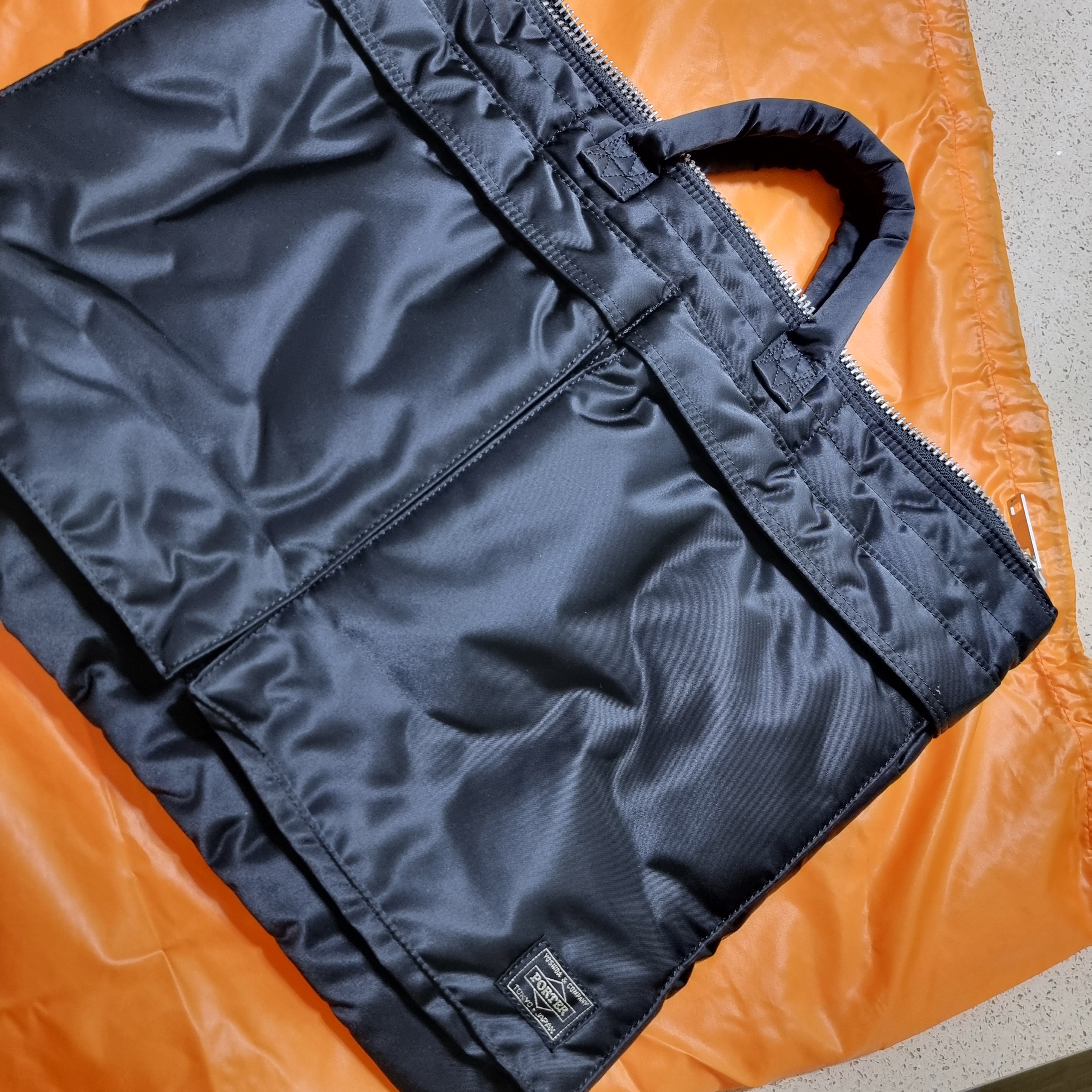 Porter Tanker Short Helmet Bag L Black 착용 스타일