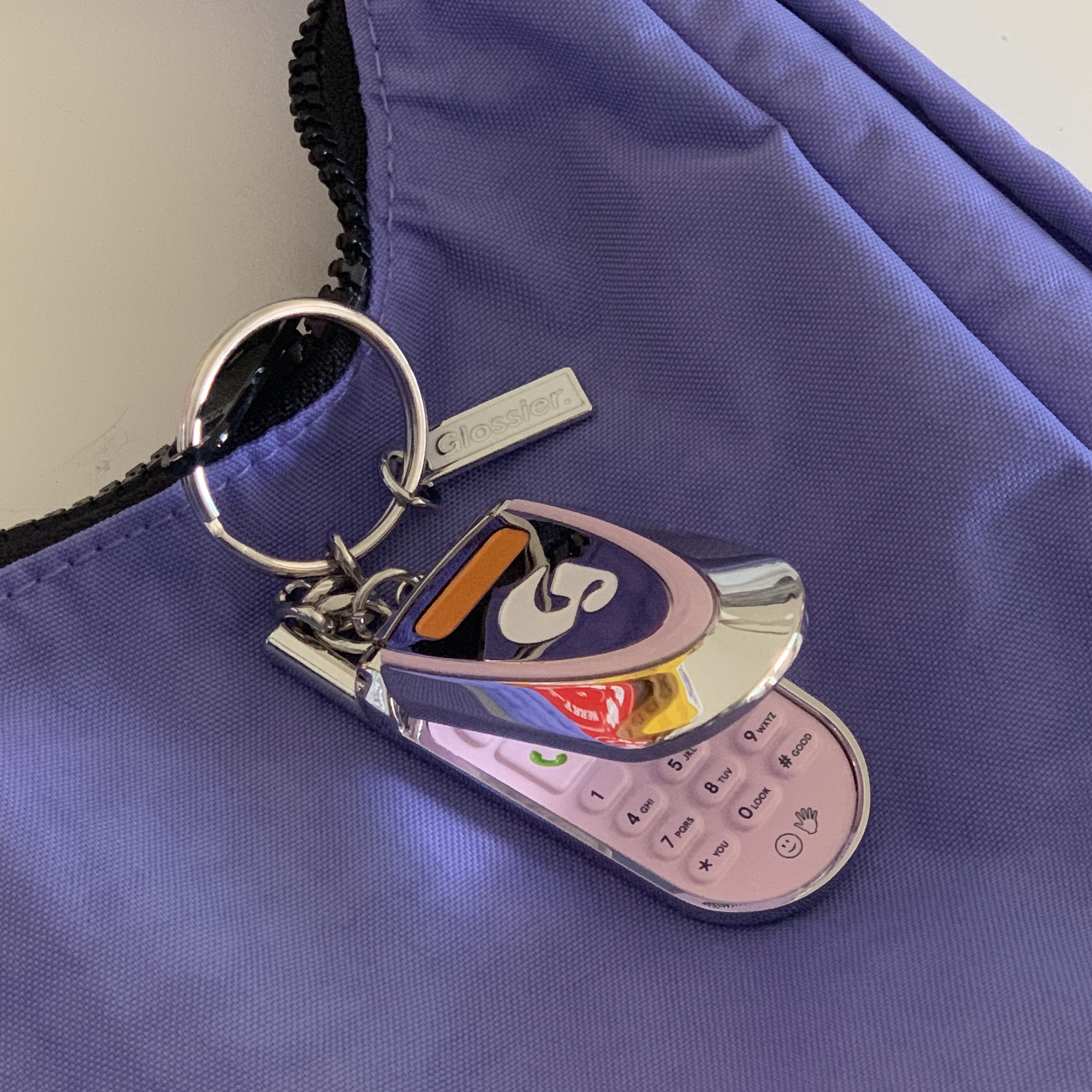 Glossier Cell Phone Keychain - LA Exclusive 착용 스타일