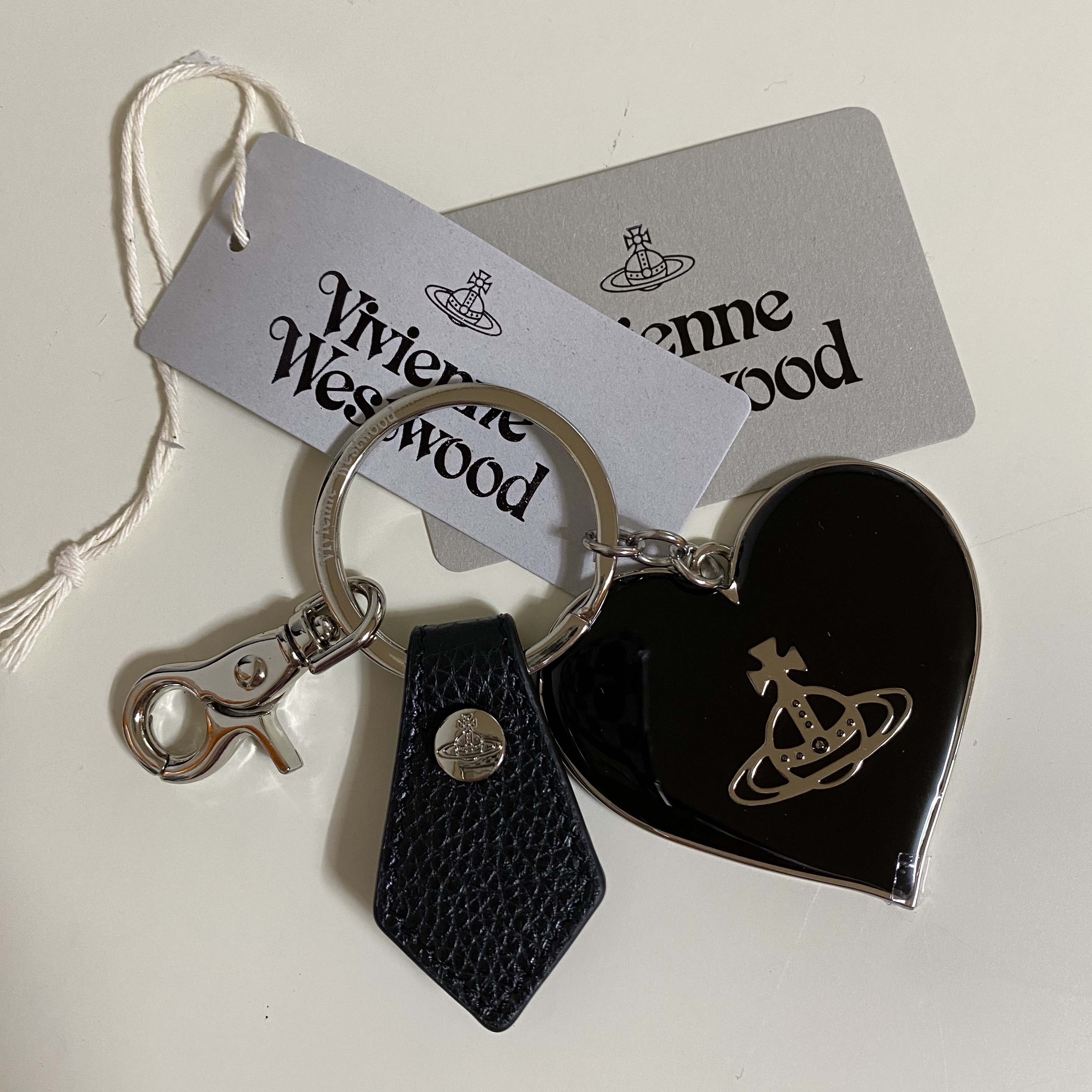 Vivienne Westwood Mirror Heart Orb Keyring Black 착용 스타일