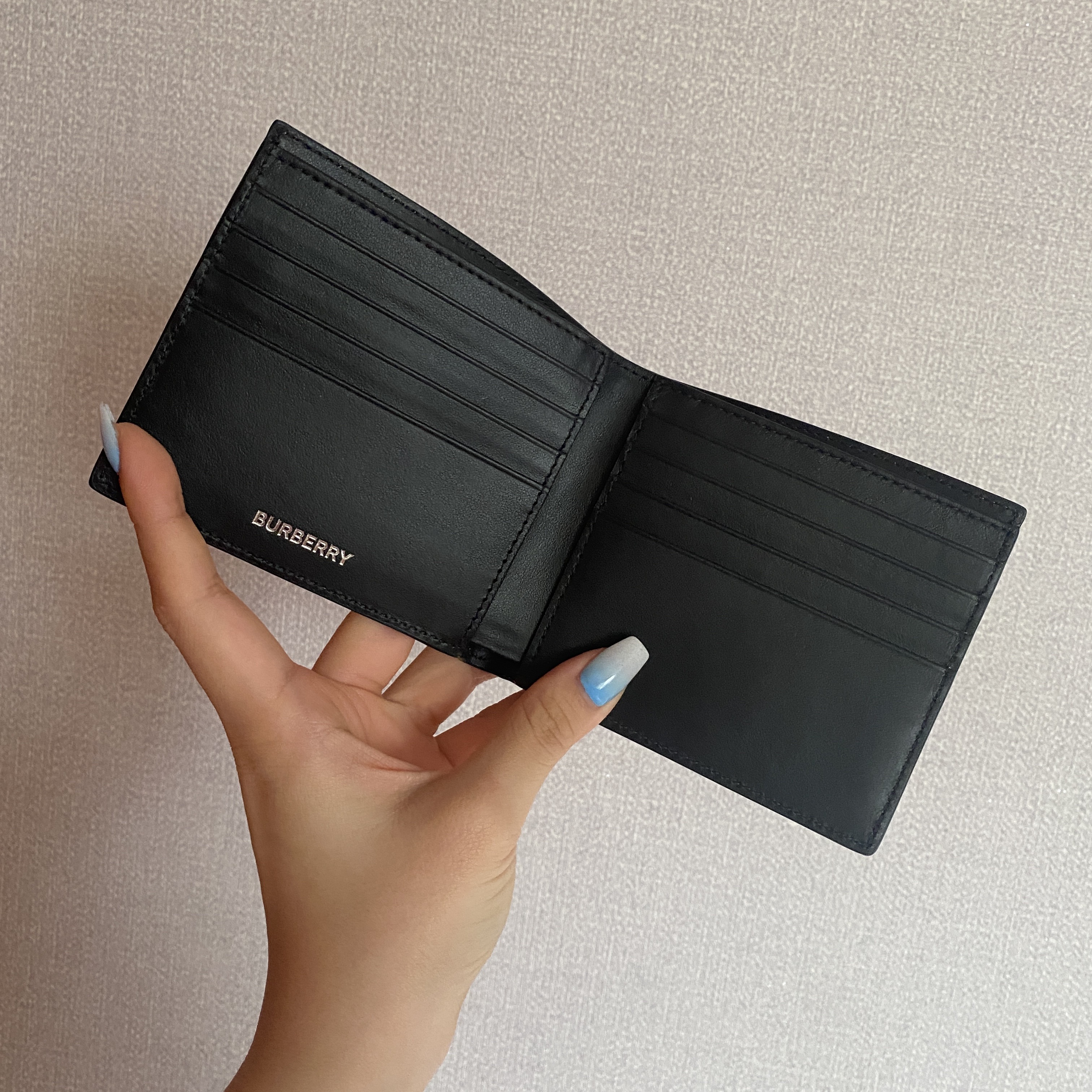 Burberry Vintage Check Bifold Wallet Archive Beige 착용 스타일 - 2