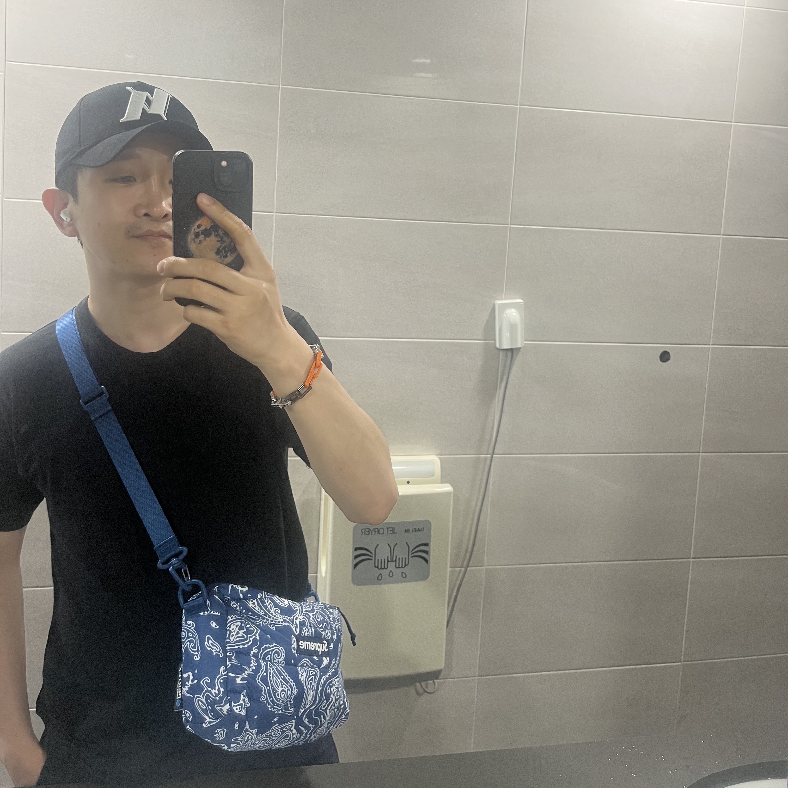 Supreme Puffer Side Bag Blue Paisley - 22FW, Louis Vuitton Monogram Beads Bracelet Yellow 착용 스타일
