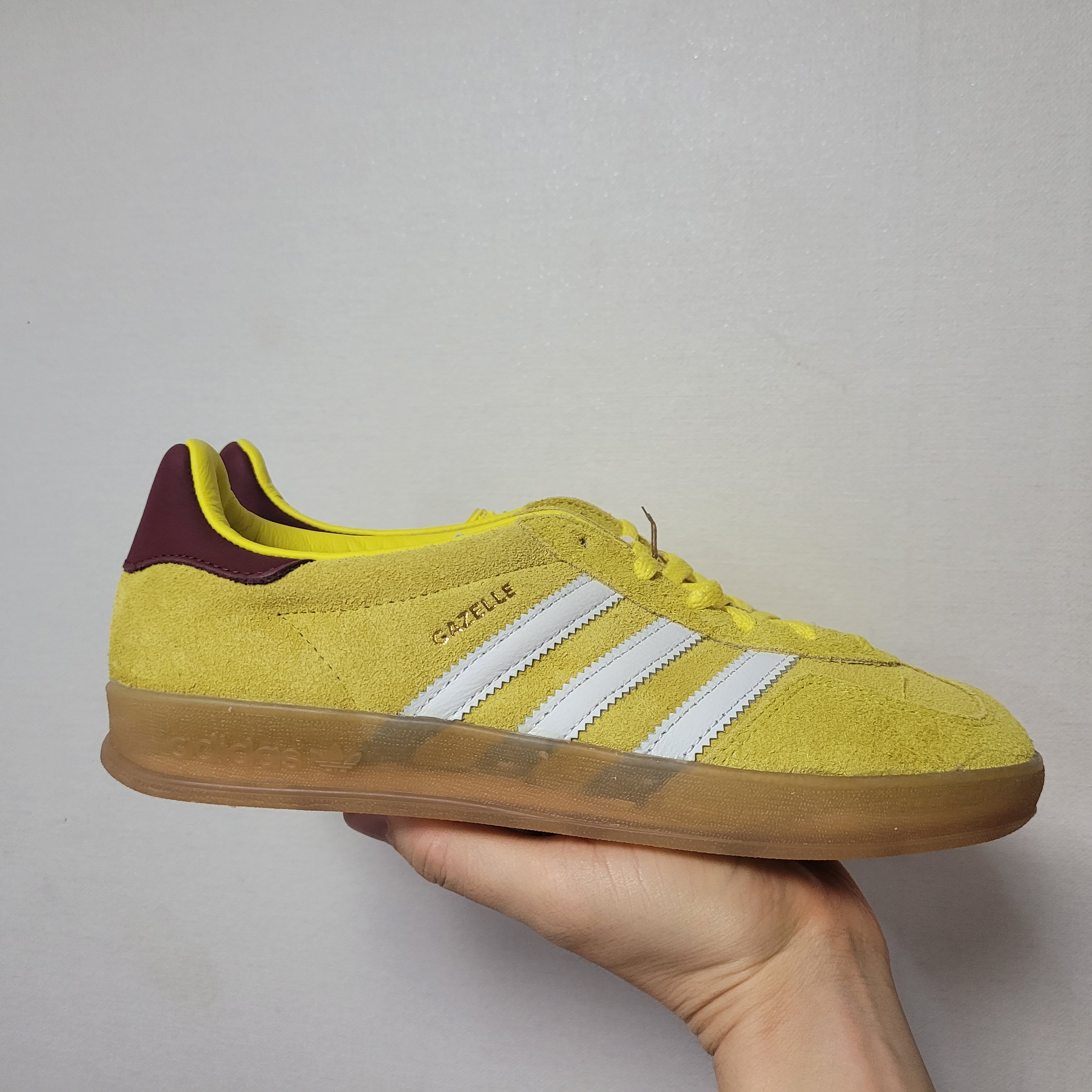 (W) Adidas Gazelle Indoor Bright Yellow Burgundy 착용 스타일 - 1