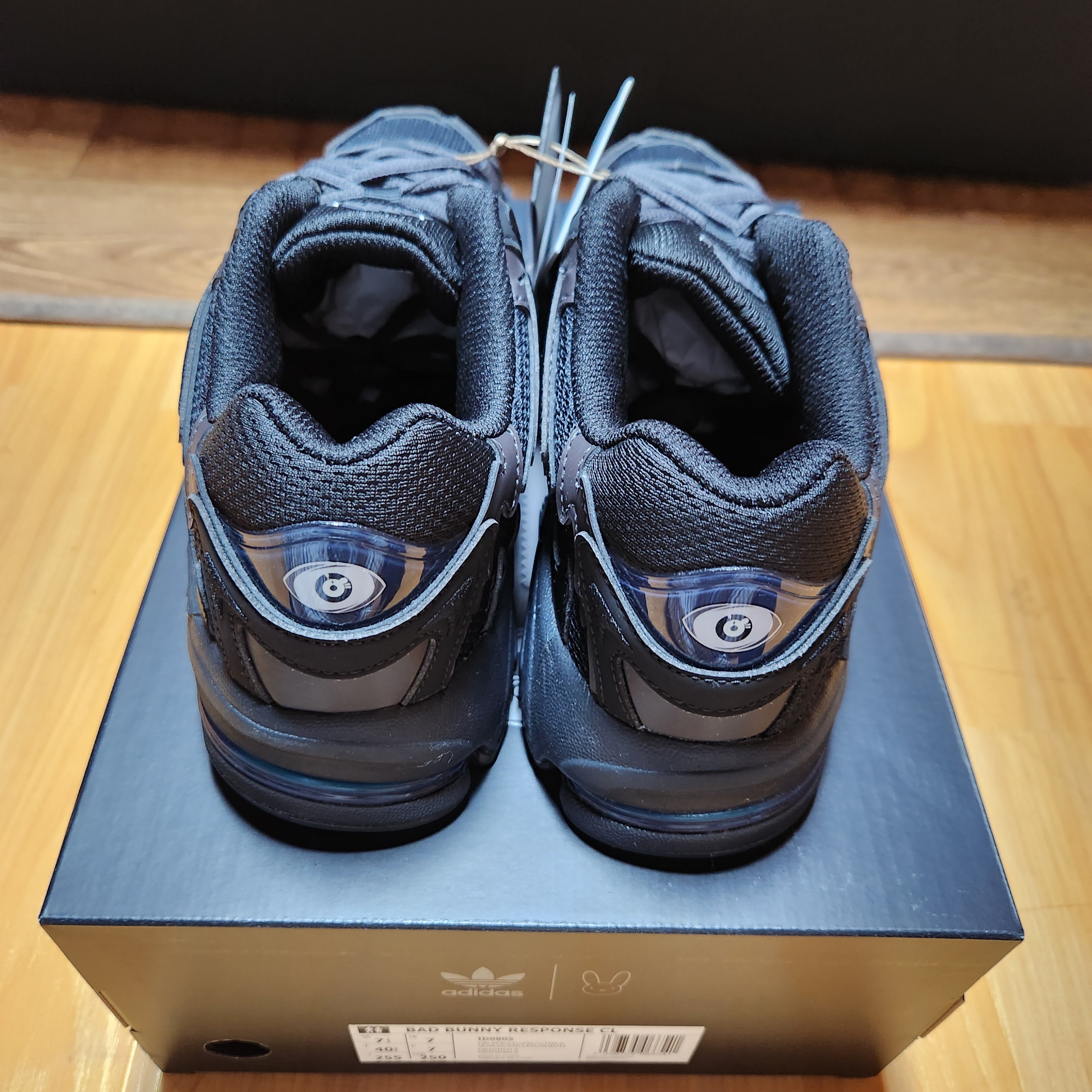 Adidas x Bad Bunny Response CL Core Black 착용 스타일 - 4