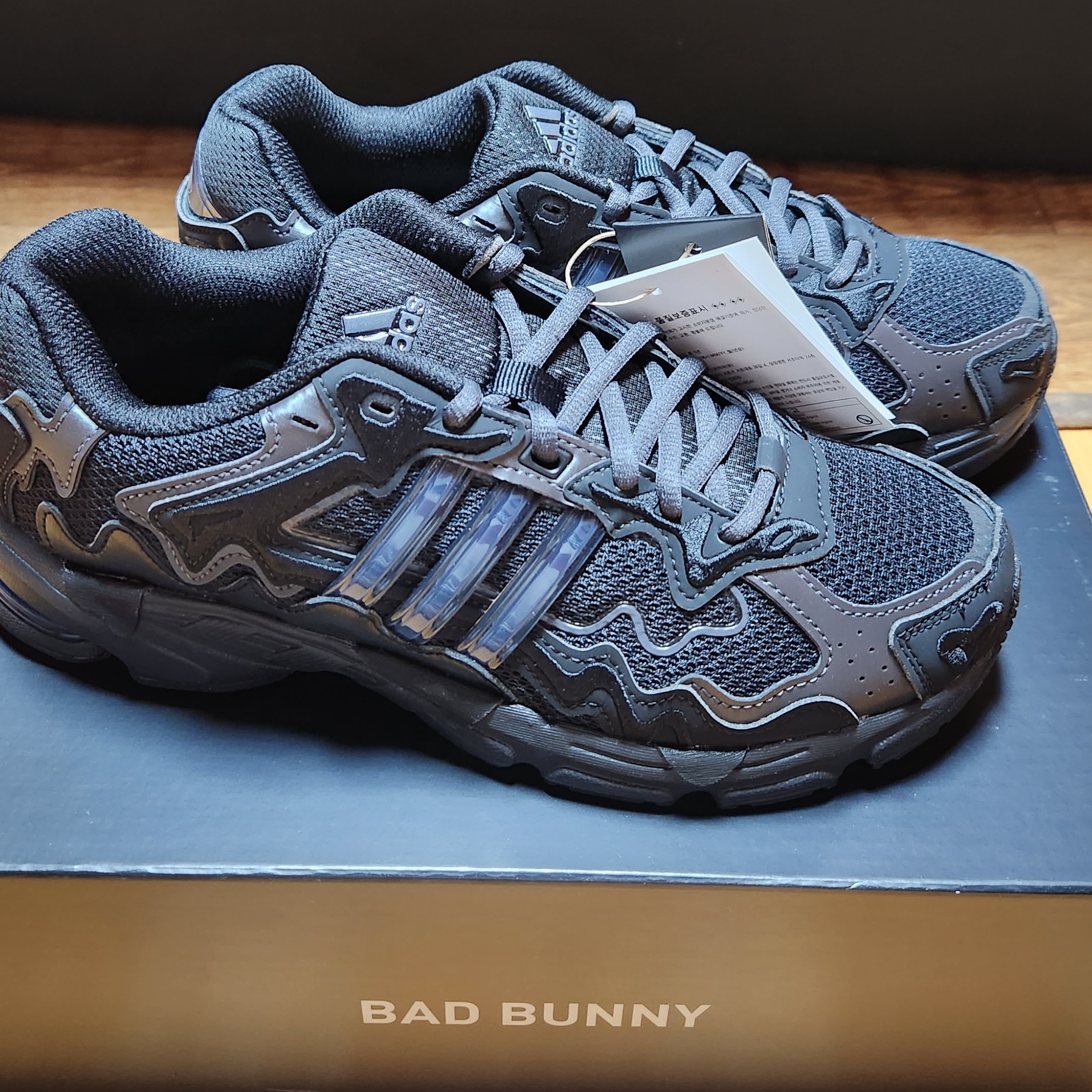 Adidas x Bad Bunny Response CL Core Black 착용 스타일 - 2