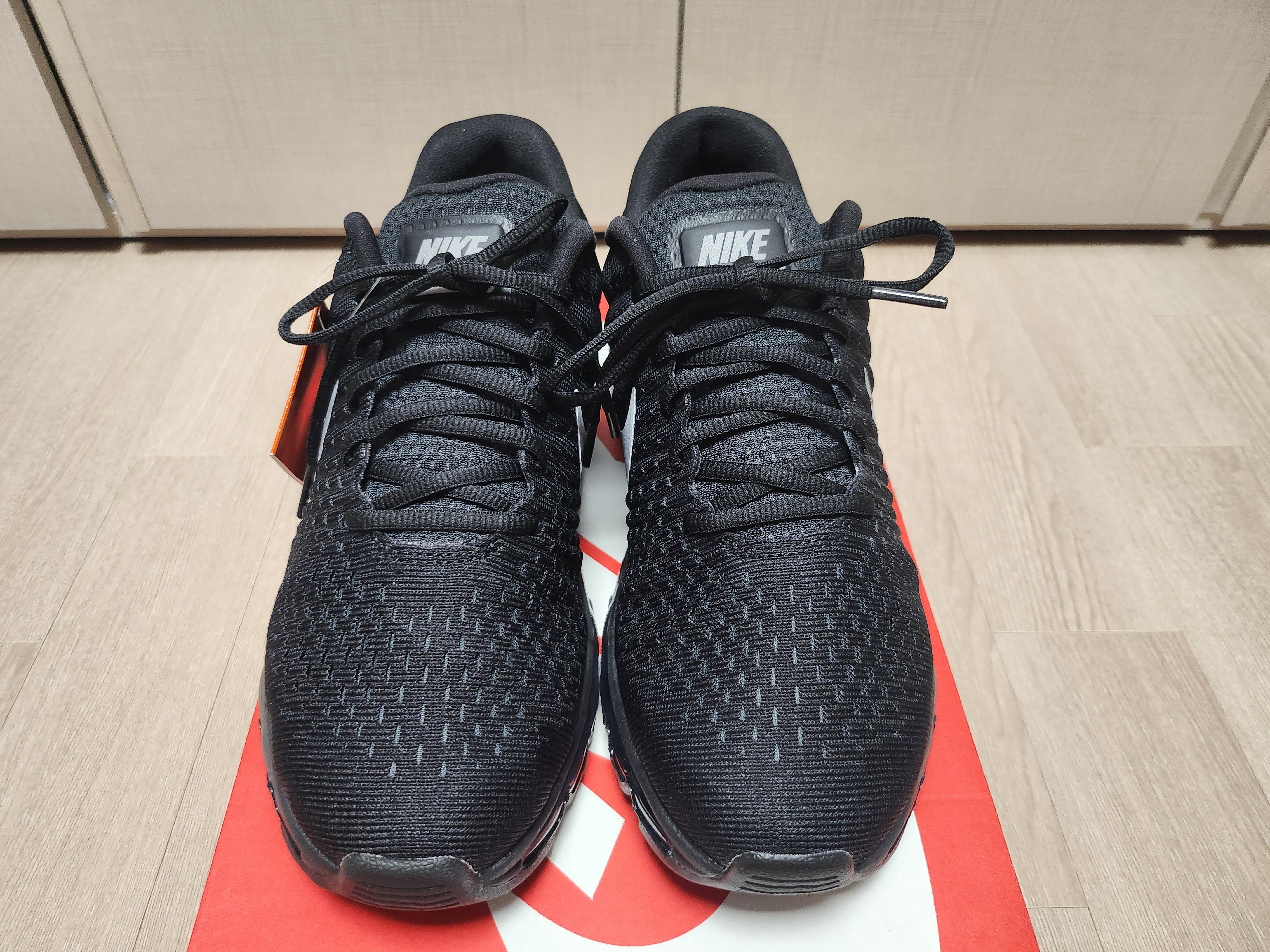 Nike Air Max 2017 Black Anthracite 착용 스타일 - 2