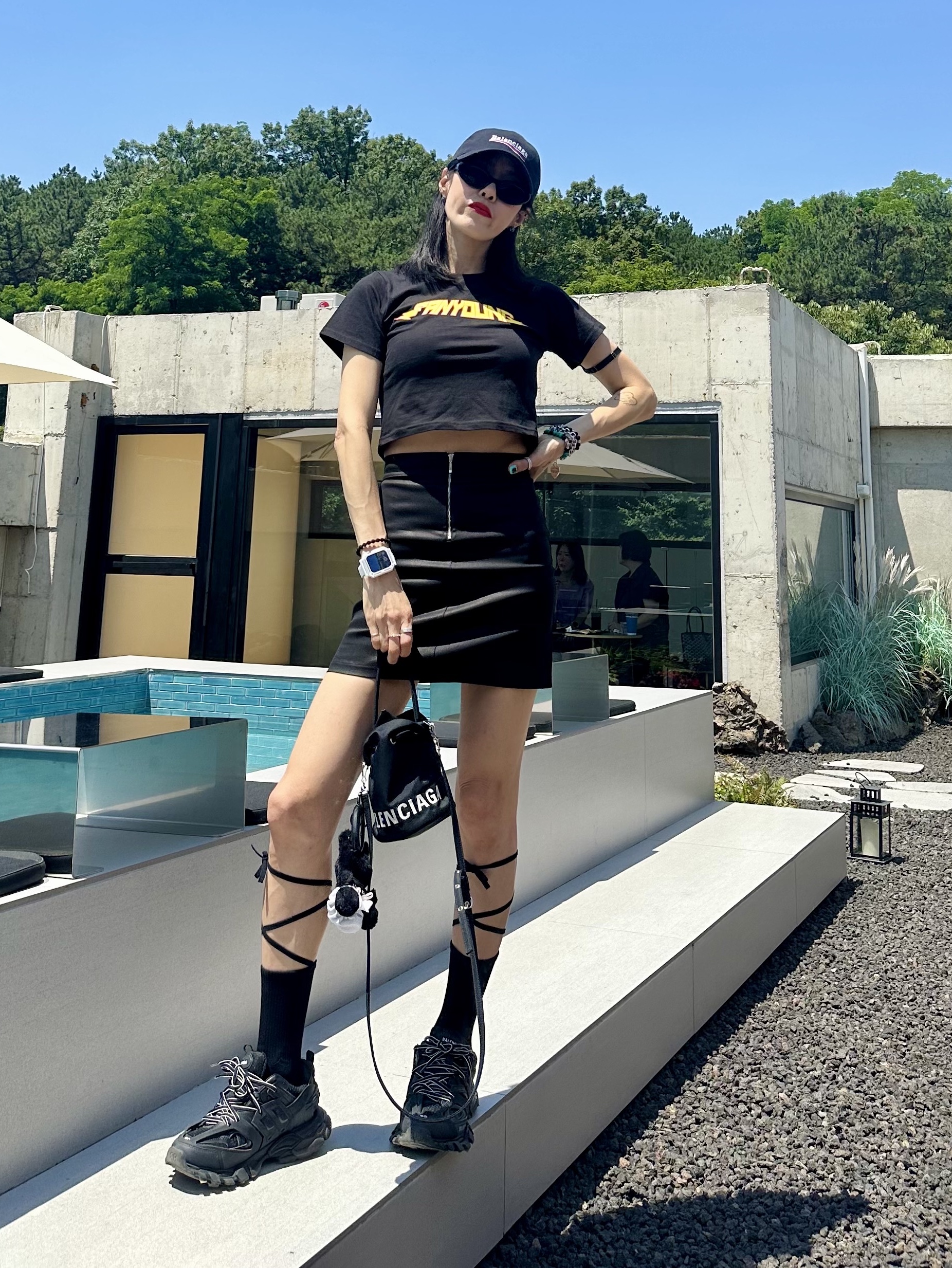 Gentle Monster Le 01 Black, (W) Balenciaga Track Sneakers Black White 착용 스타일 - 2