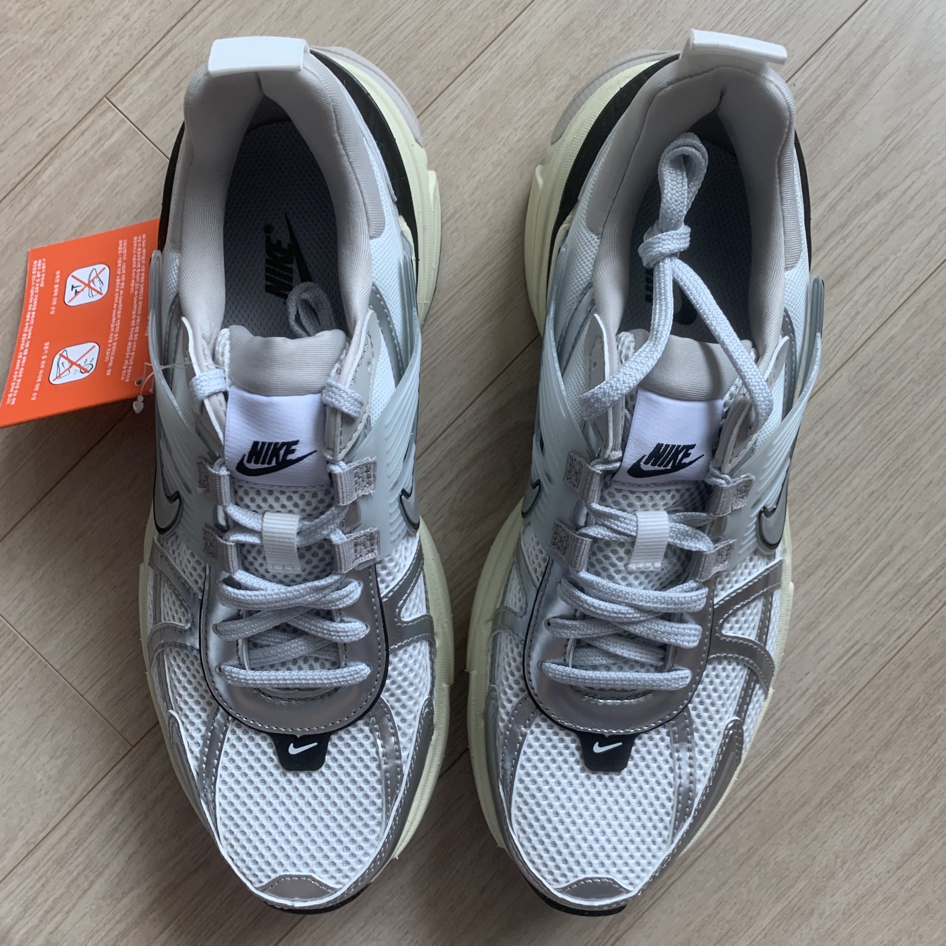 Nike V2K Run Summit White Metallic Silver 착용 스타일 - 2