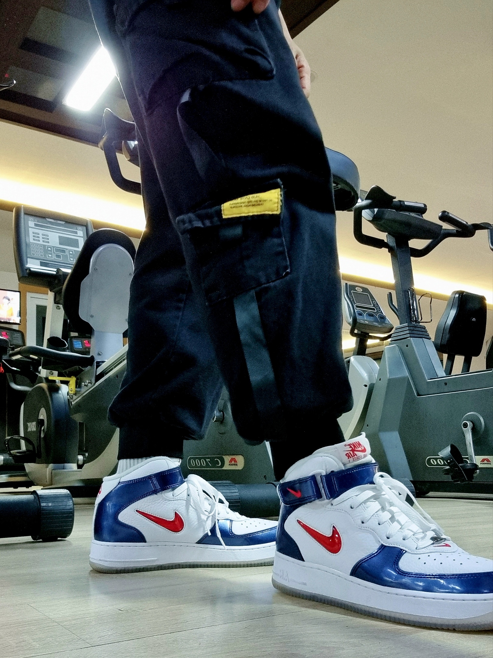 Nike Air Force 1 Mid QS University Red and Midnight Navy 착용 스타일 - 2