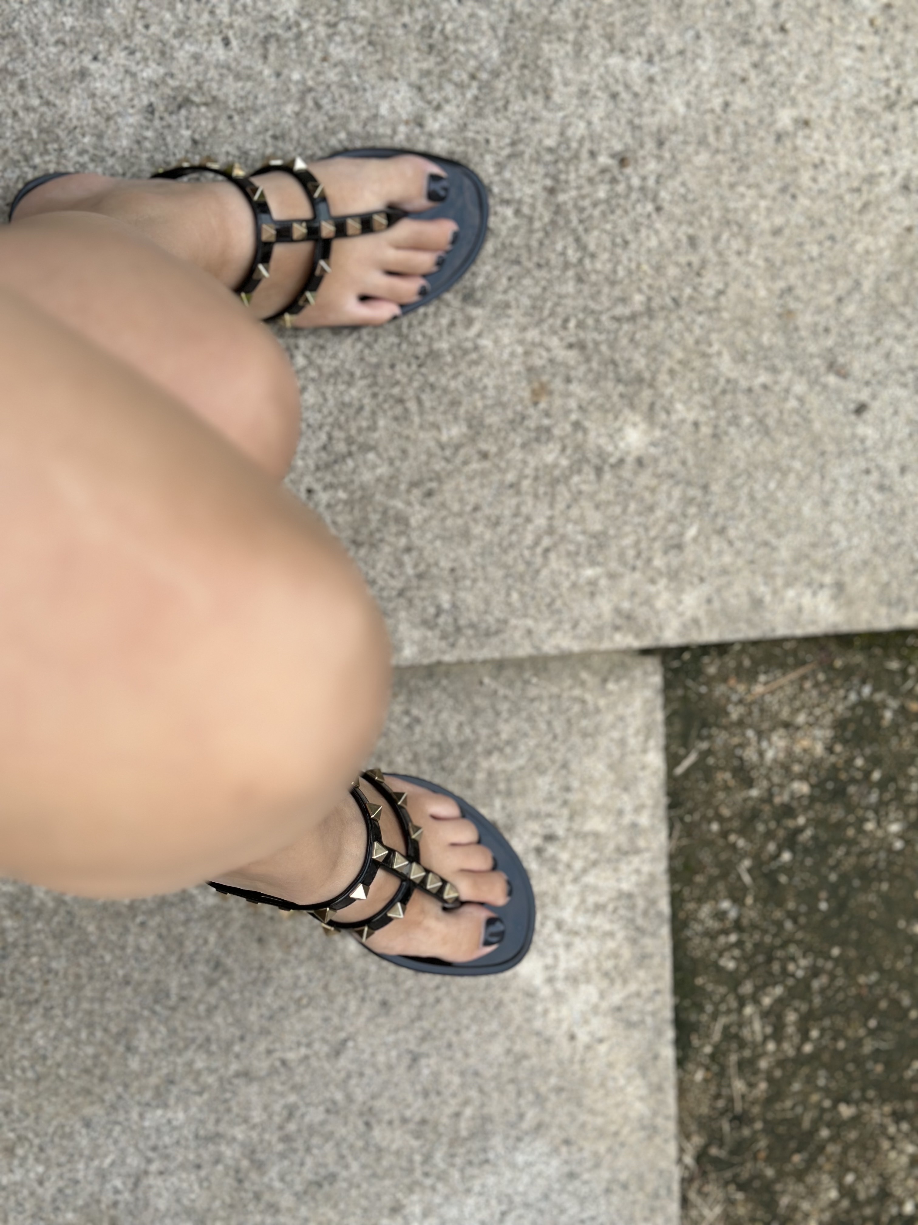 (W) Valentino Rockstud Flat Rubber Sandal Black 착용 스타일