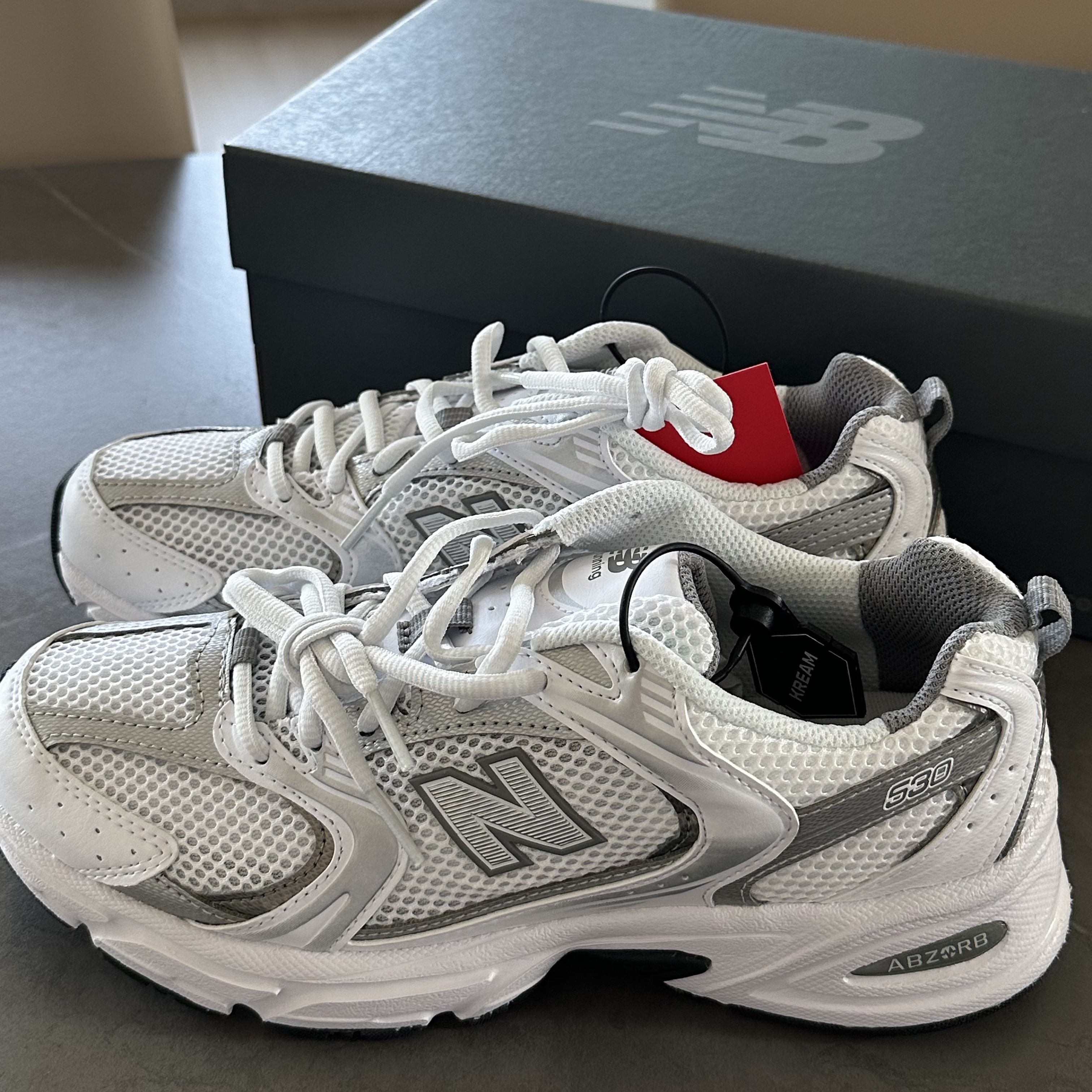 New Balance 530 White Silver 착용 스타일