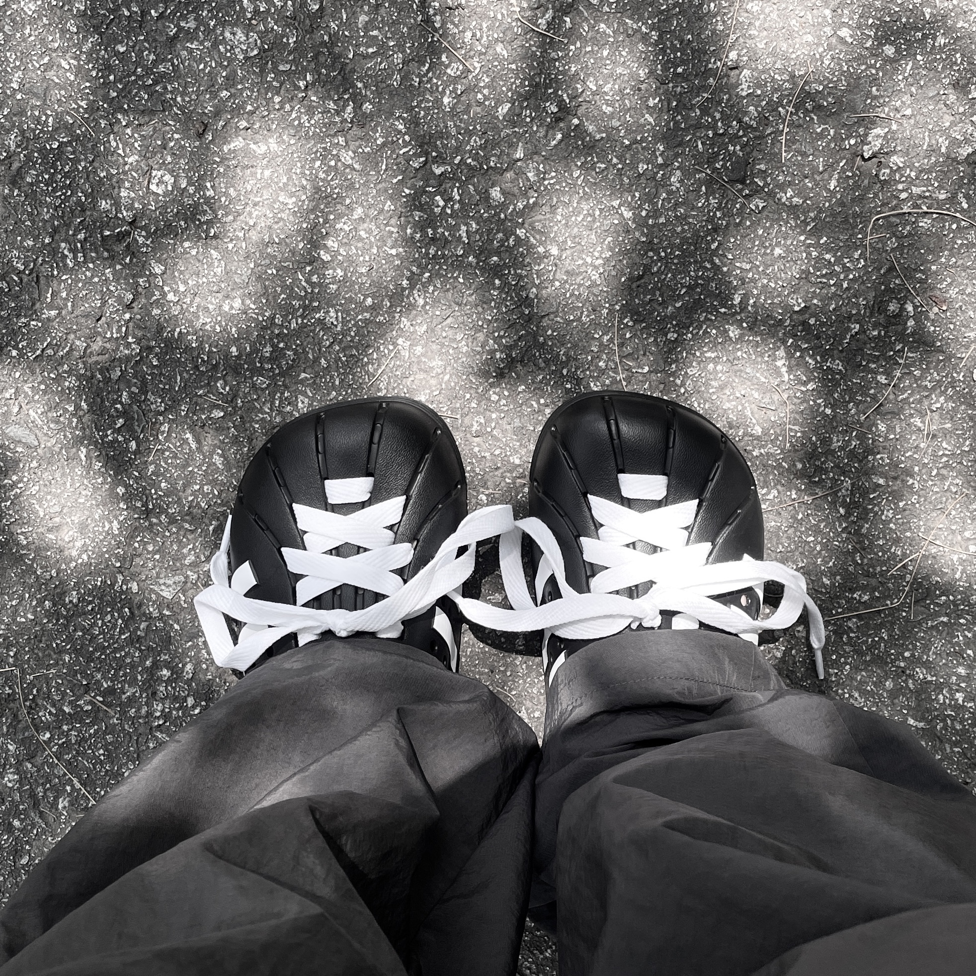 Adidas Adilette Clog Black White 착용 스타일