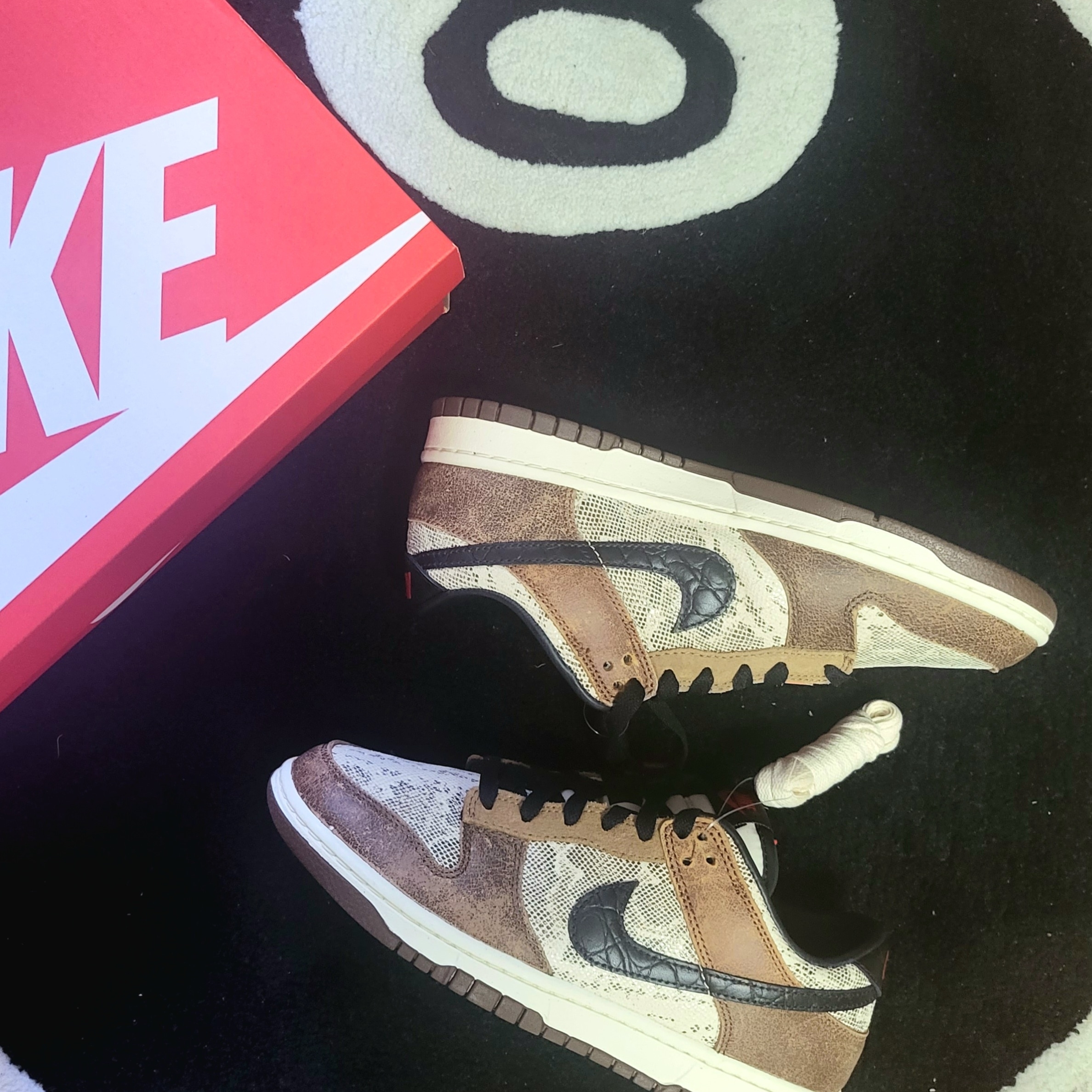Nike Dunk Low PRM Head to Head 착용 스타일