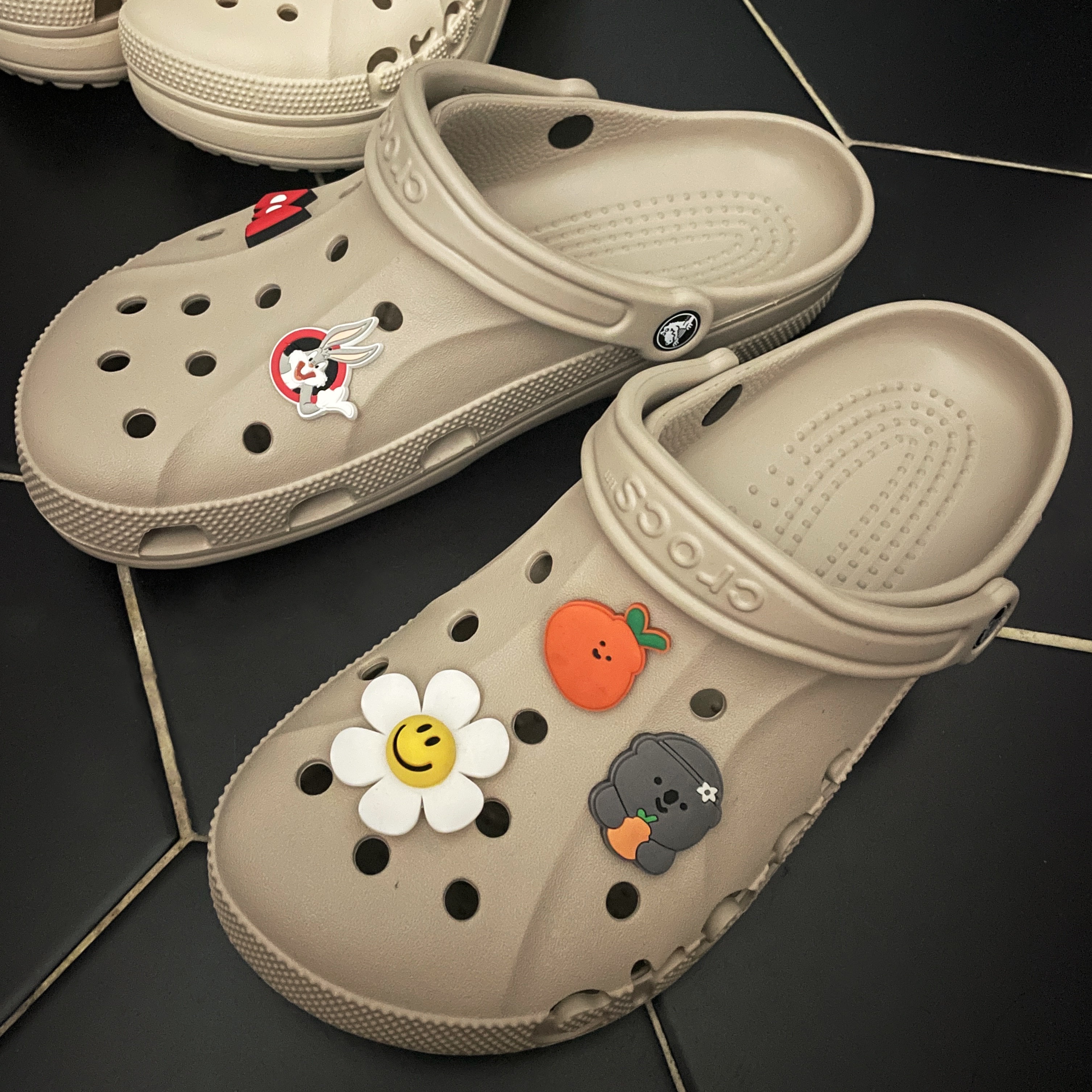 Crocs Baya Clog Cobblestone 착용 스타일